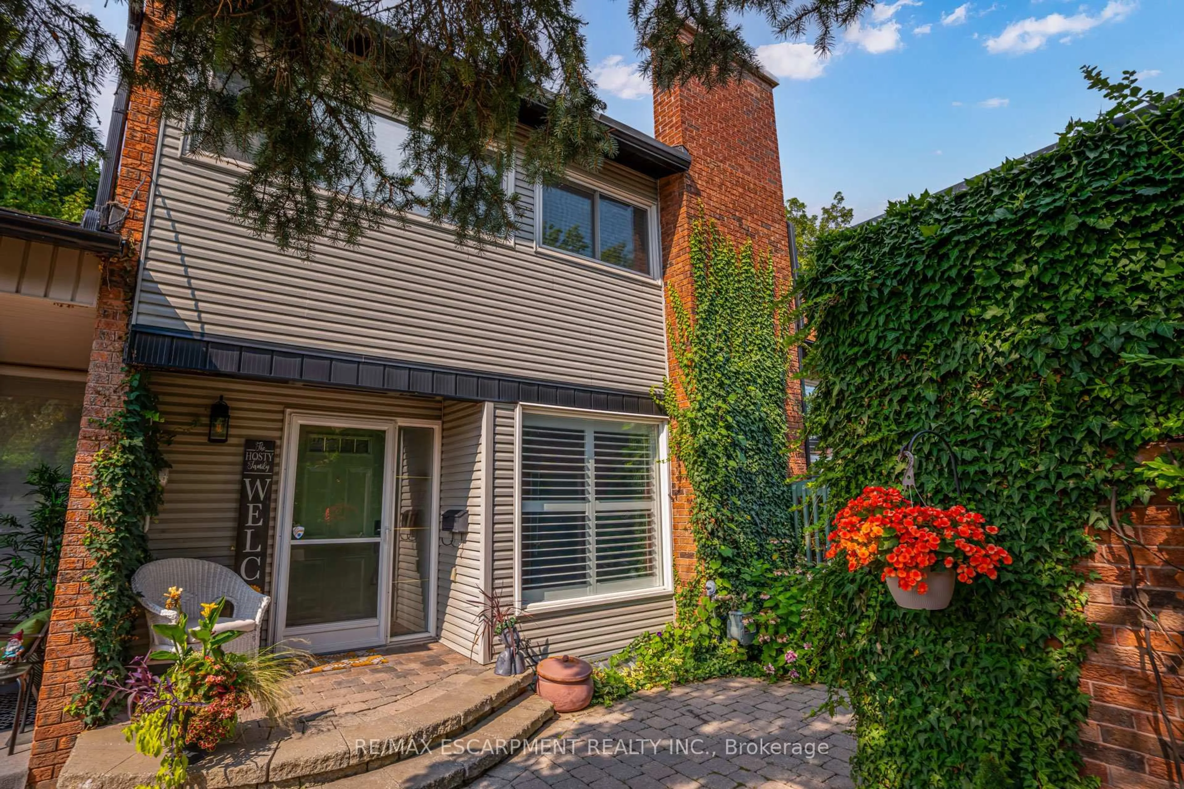 Home with brick exterior material, street for 1560 KERNS Rd #5, Burlington Ontario L7P 3A7