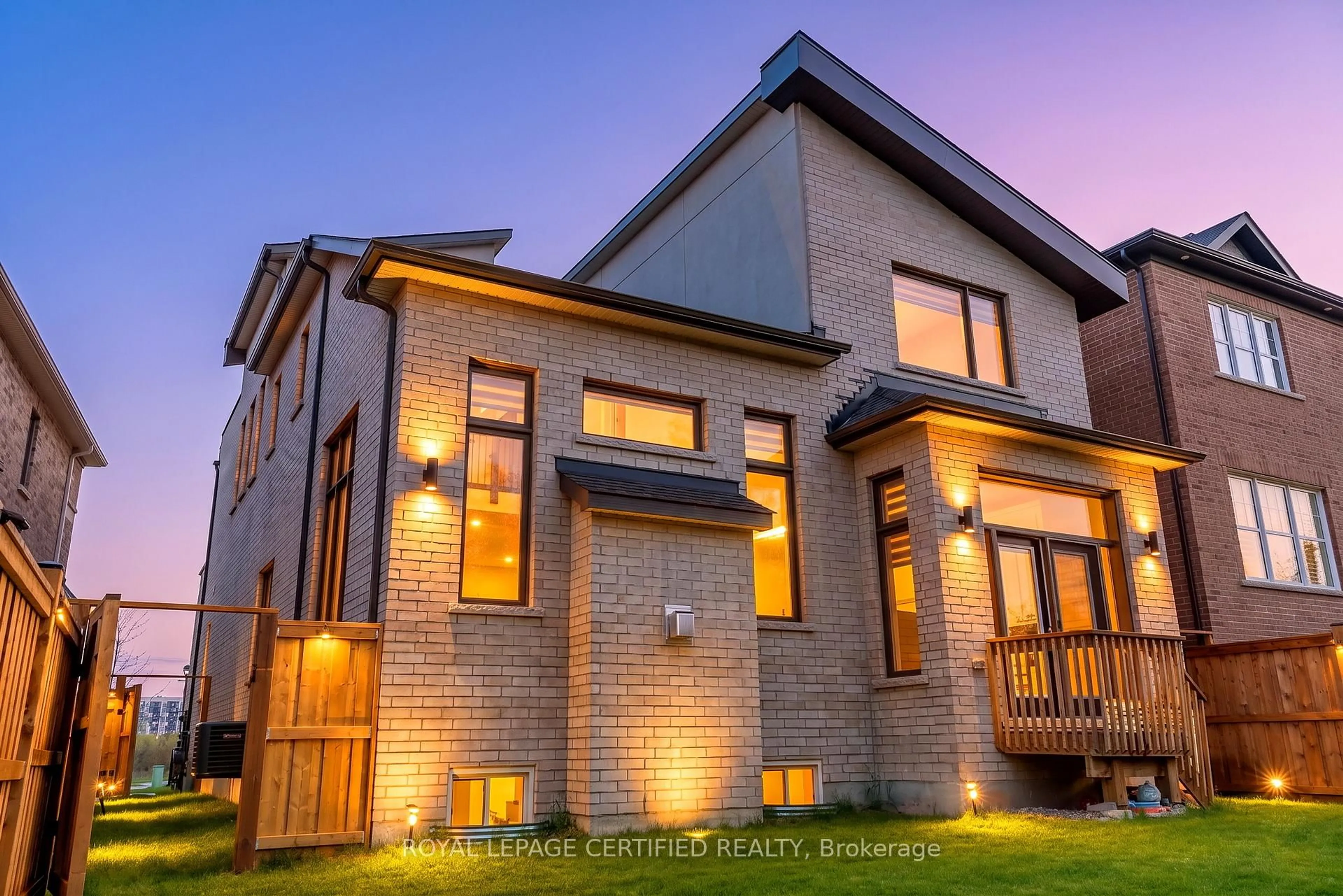 Home with brick exterior material, building for 3071 Trailside Dr, Oakville Ontario L6M 0Z4
