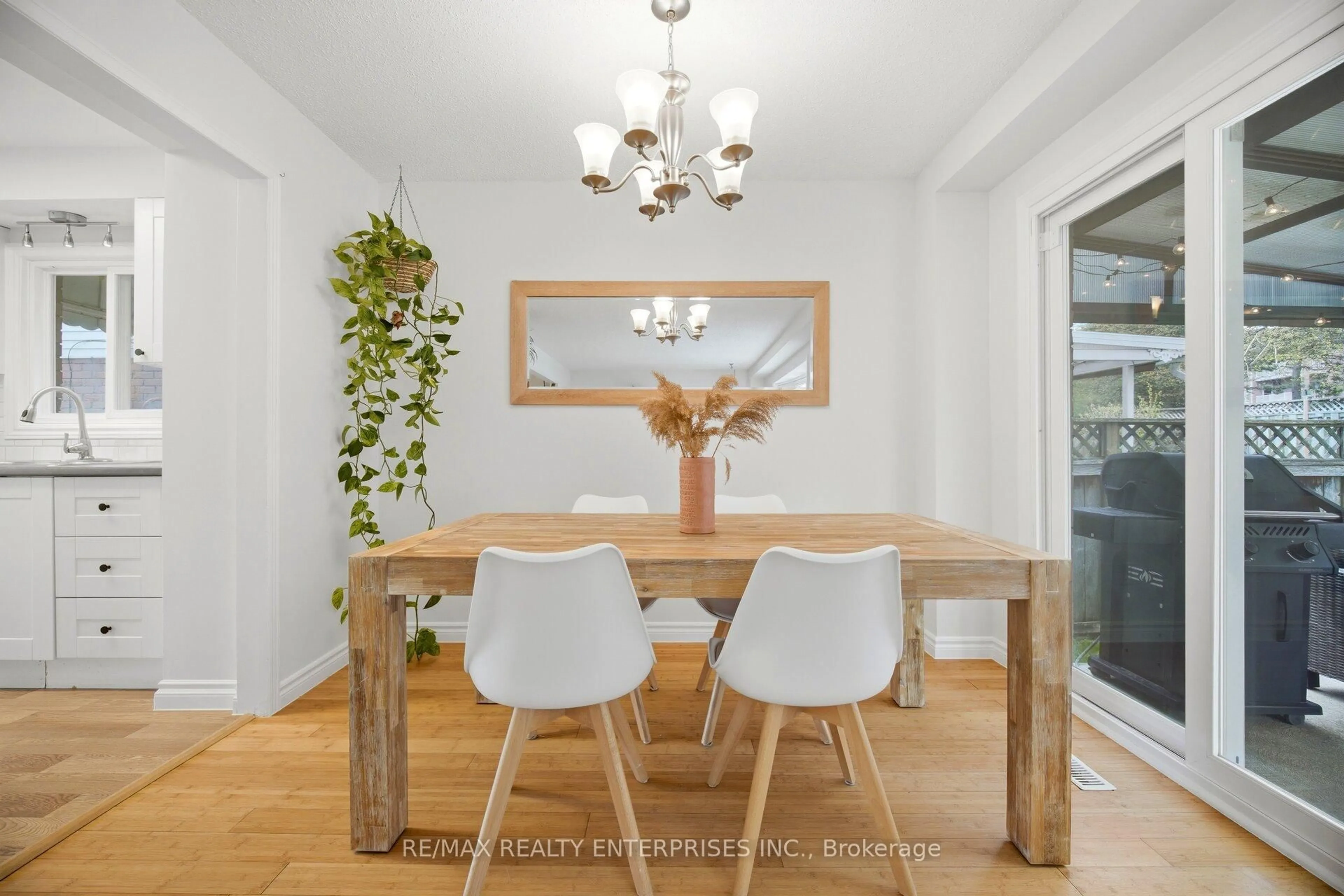 Dining room, wood/laminate floor for 3019 Sandlewood Crt, Burlington Ontario L7M 3A4