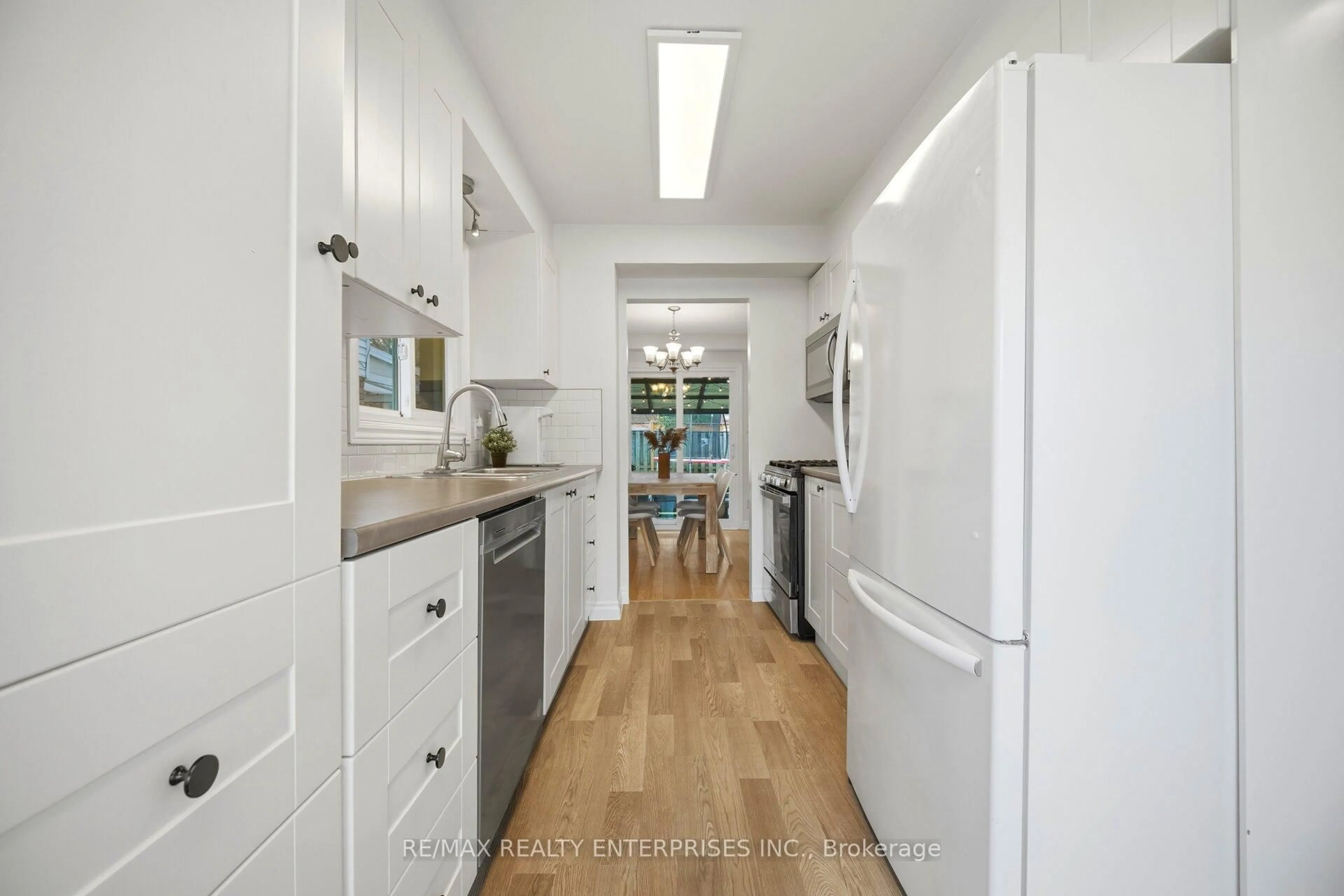 Standard kitchen, unknown for 3019 Sandlewood Crt, Burlington Ontario L7M 3A4