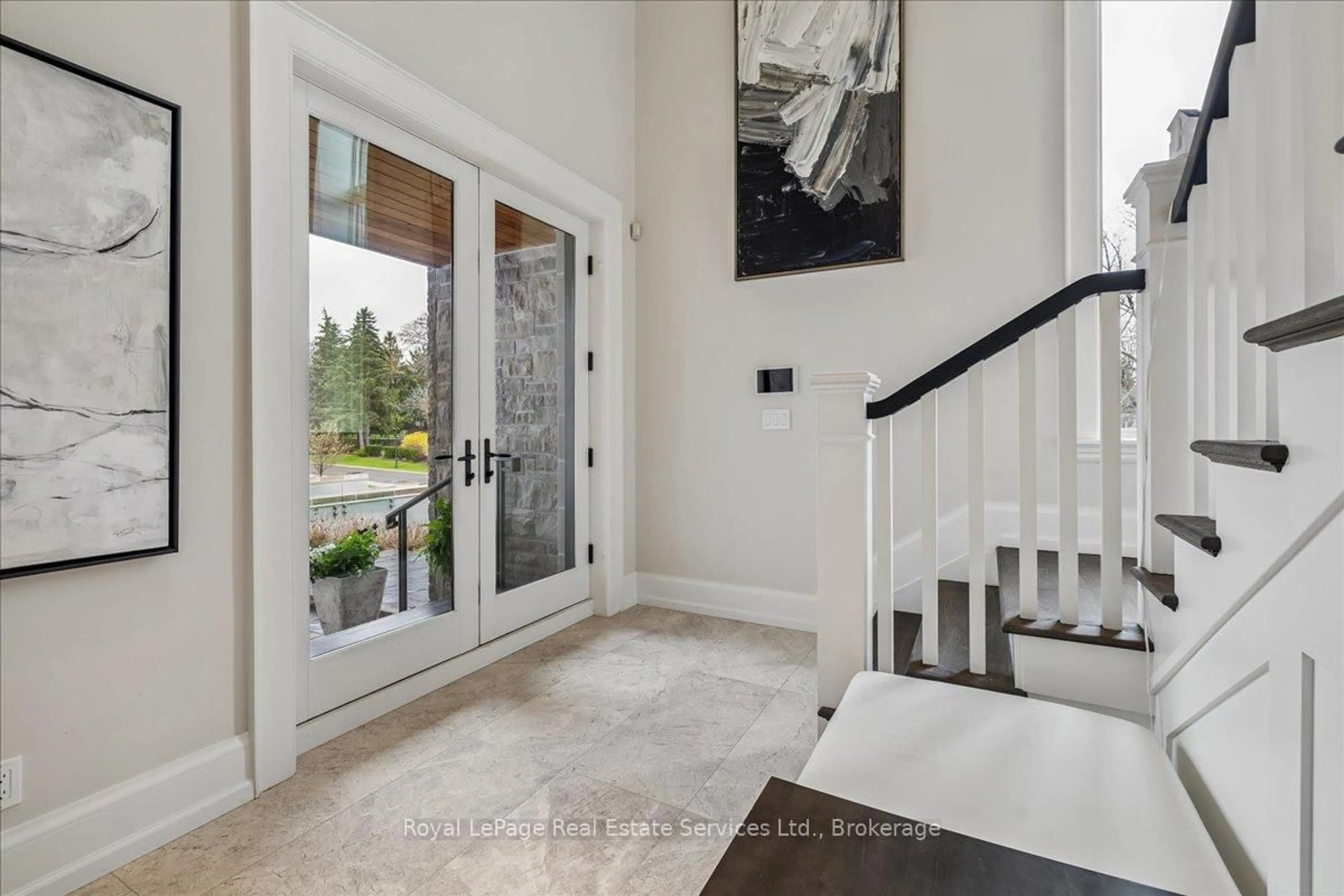 Indoor entryway for 10 Maple Grove Dr #30, Oakville Ontario L6J 0E1