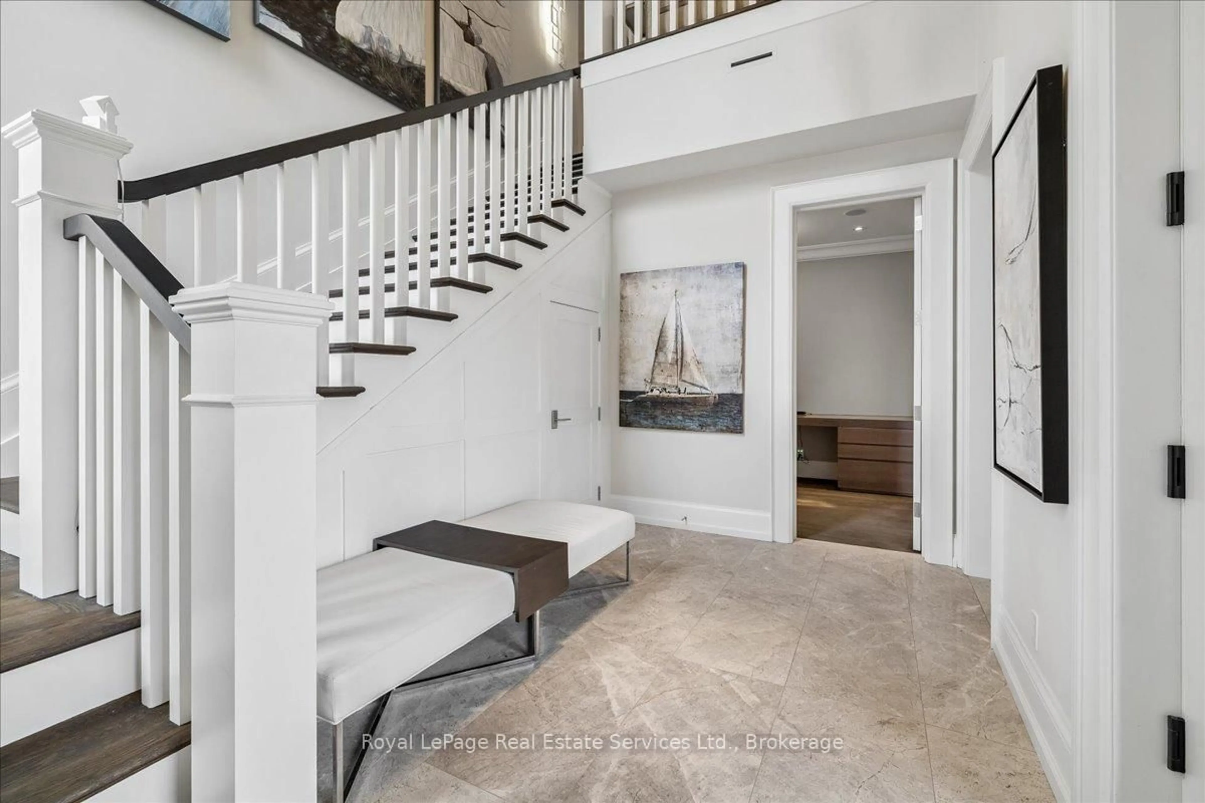 Indoor entryway for 10 Maple Grove Dr #30, Oakville Ontario L6J 0E1