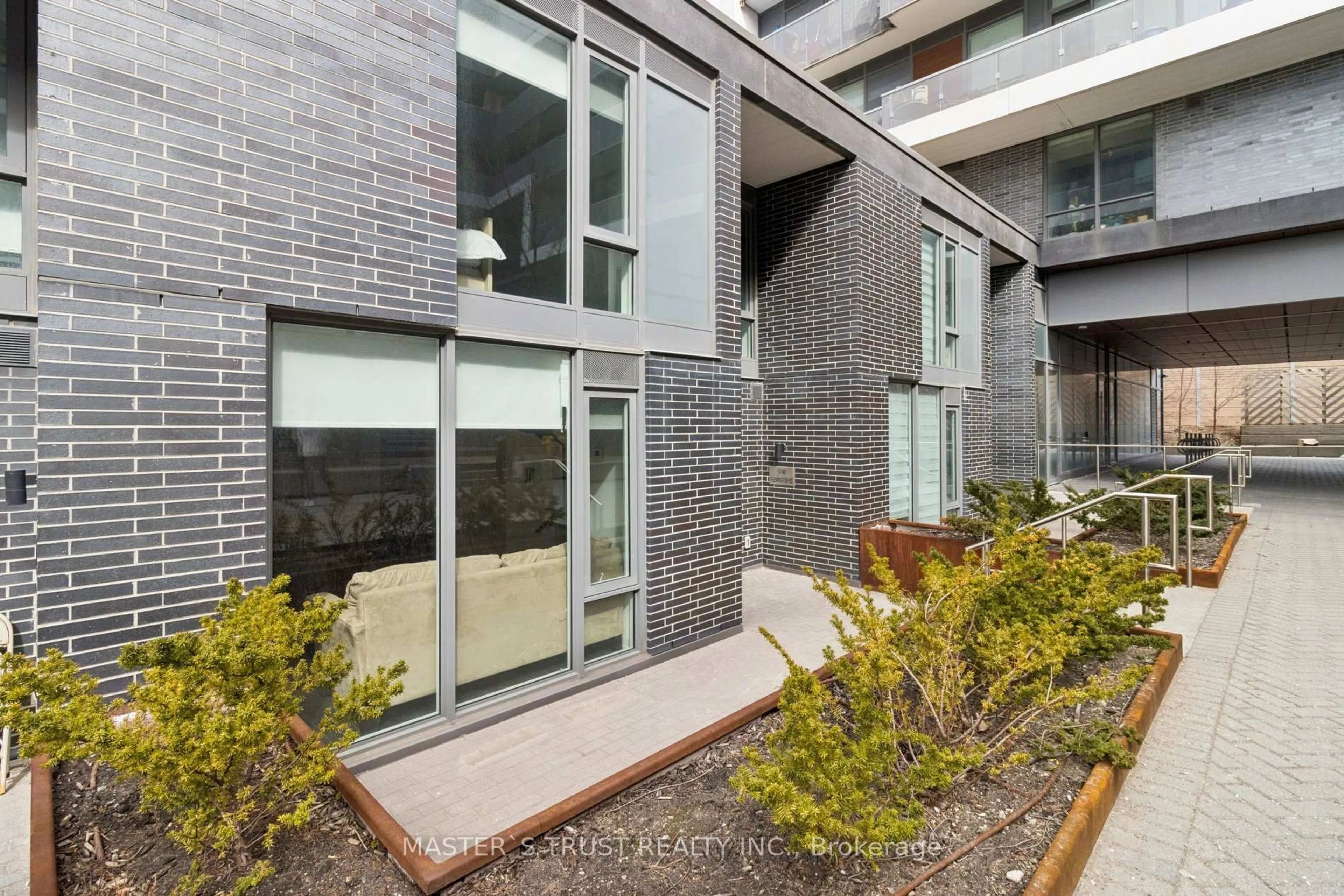 Patio, street for 160 Flemington Rd #TH109, Toronto Ontario M6A 0A9