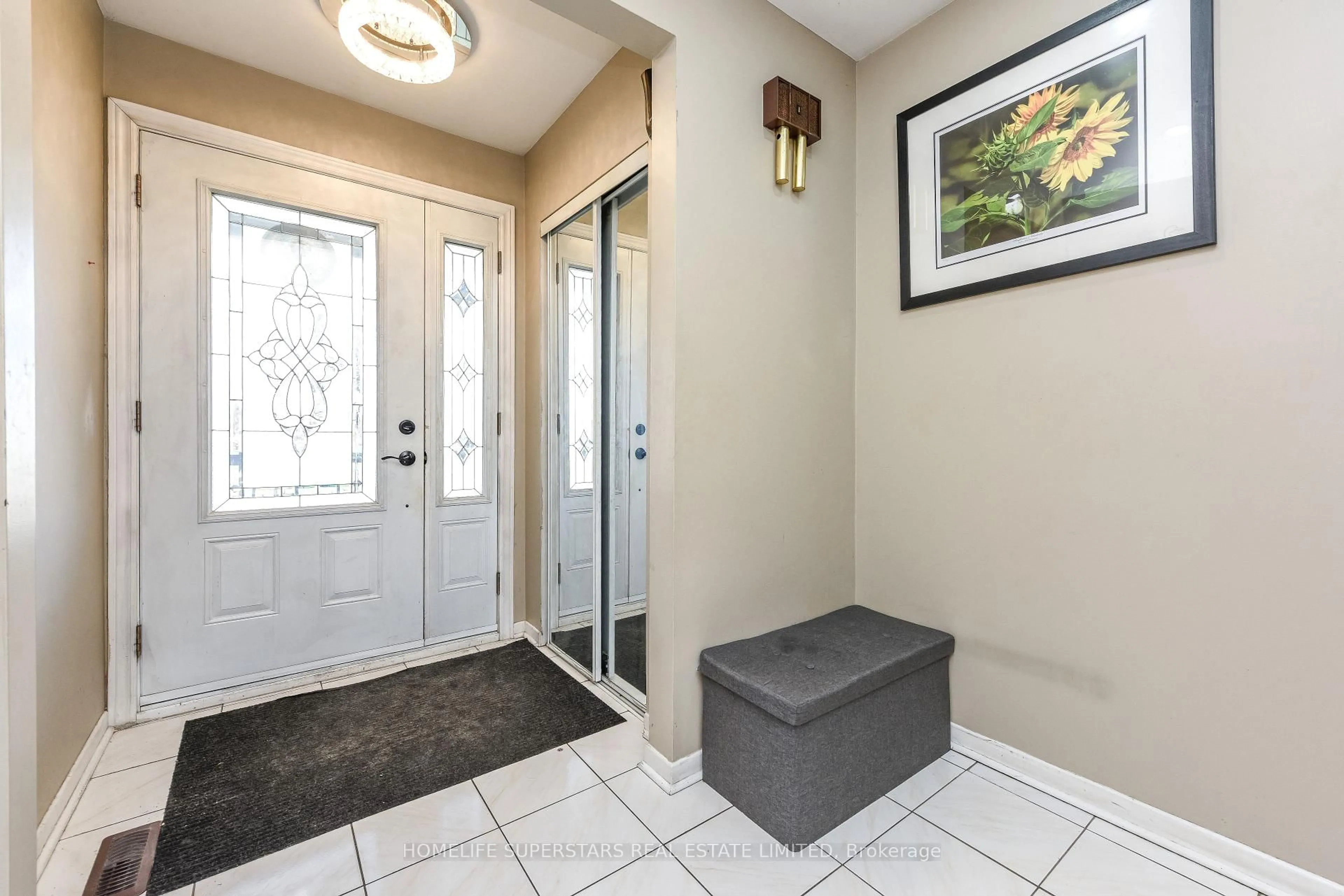 Indoor entryway for 3280 Clara Dr, Mississauga Ontario L4T 2C7