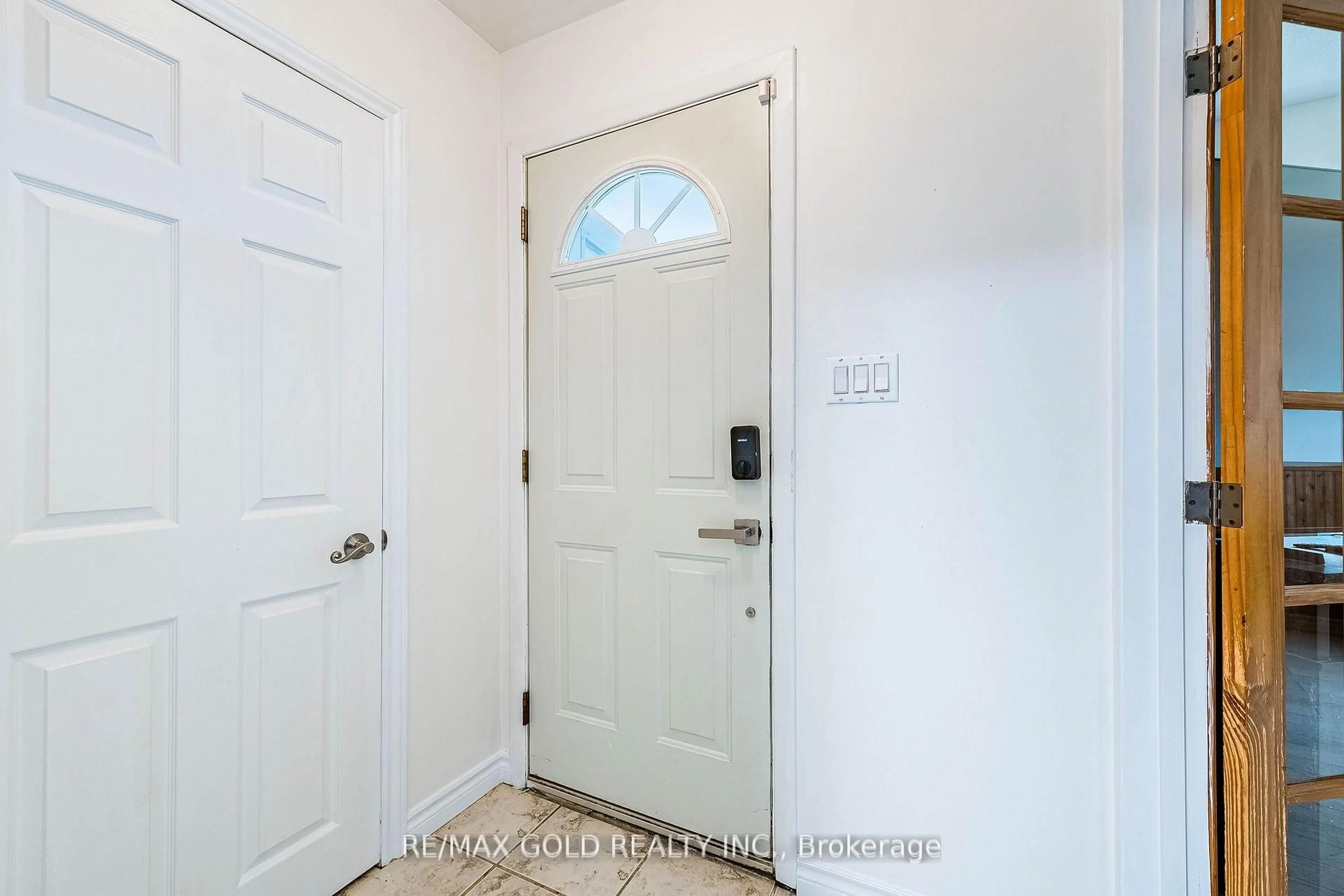 Indoor entryway for 52 Garfield Cres, Brampton Ontario L6V 1V8