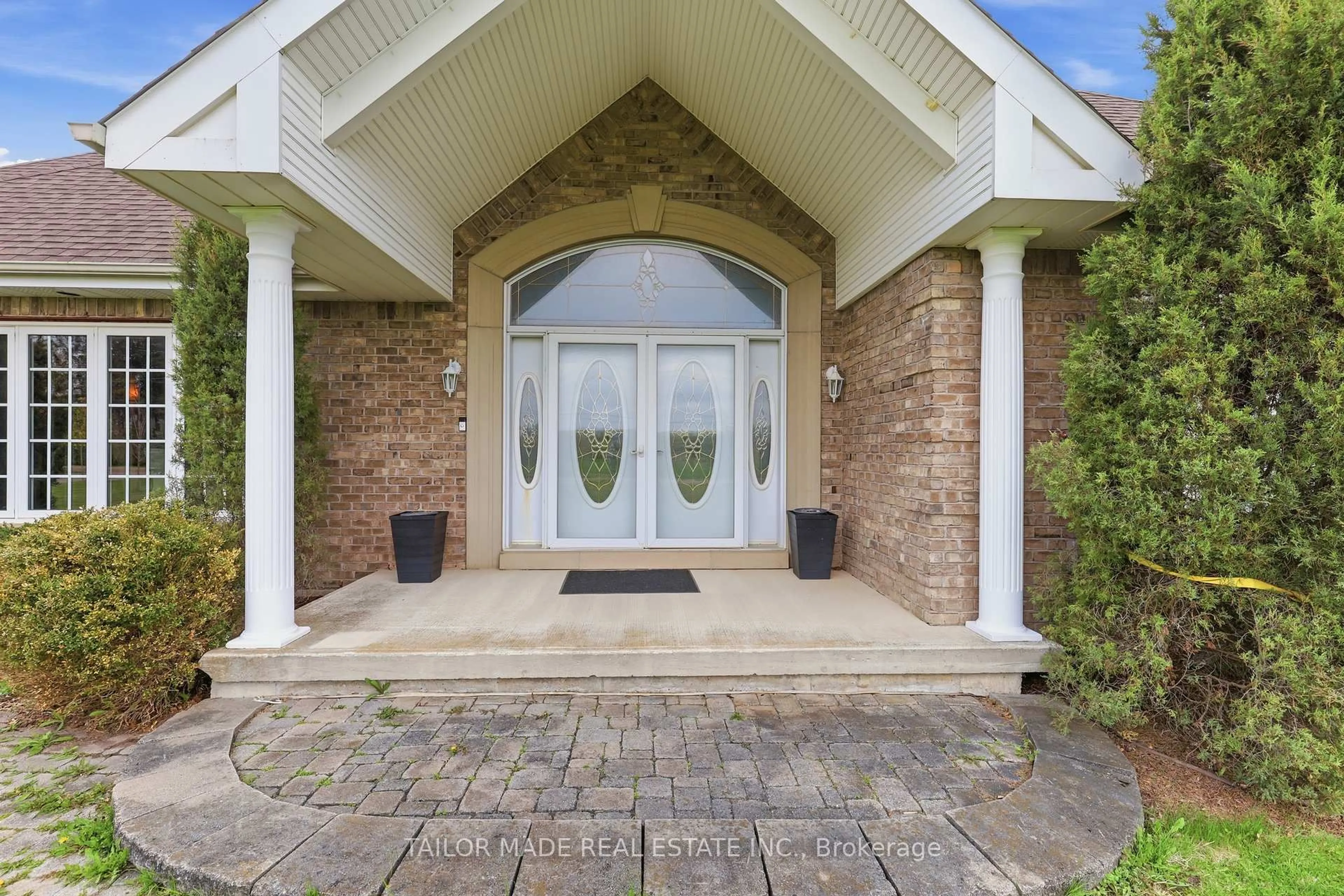 Indoor entryway for 1749 Station Rd, Caledon Ontario L7C 3L2