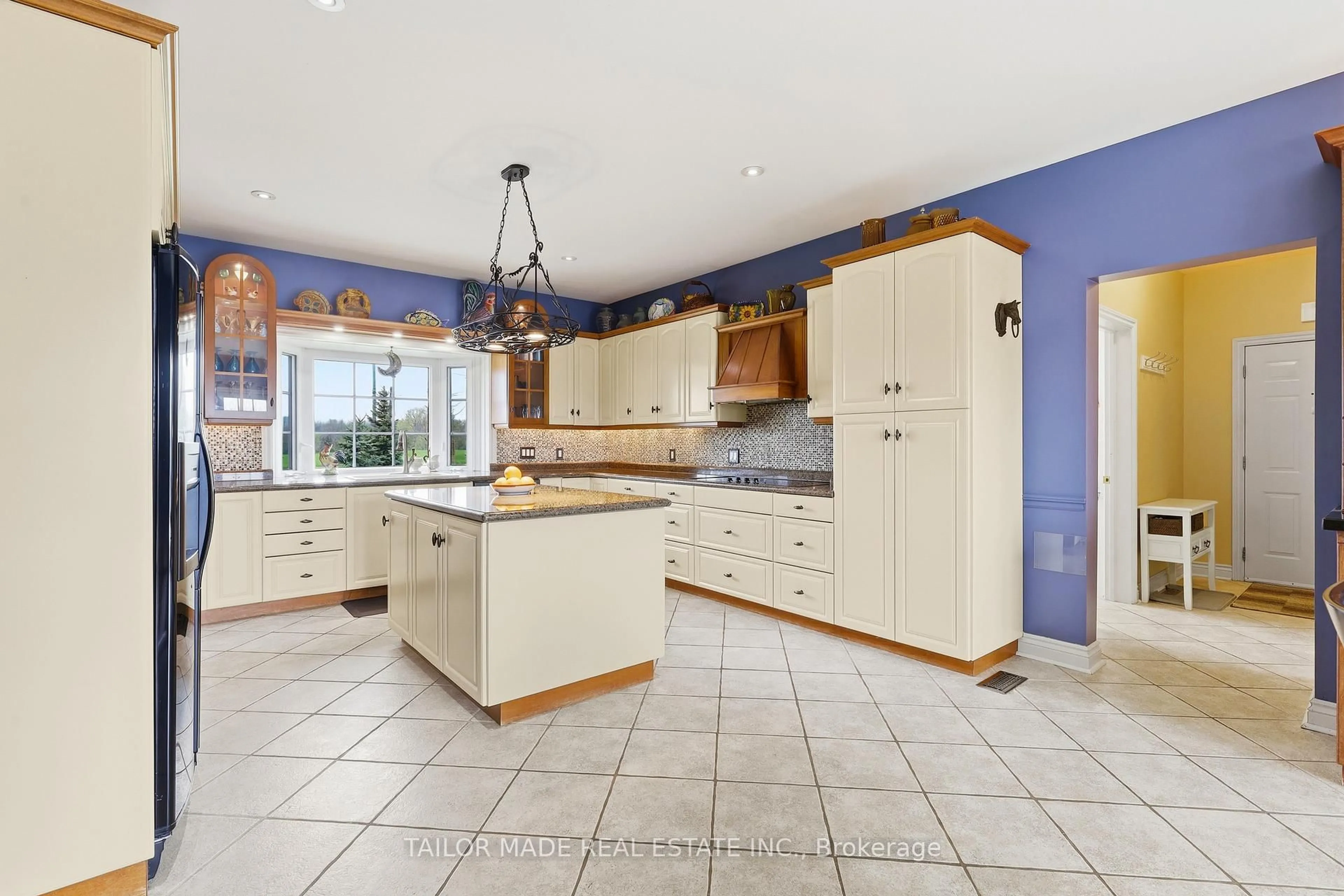 Open concept kitchen, ceramic/tile floor for 1749 Station Rd, Caledon Ontario L7C 3L2