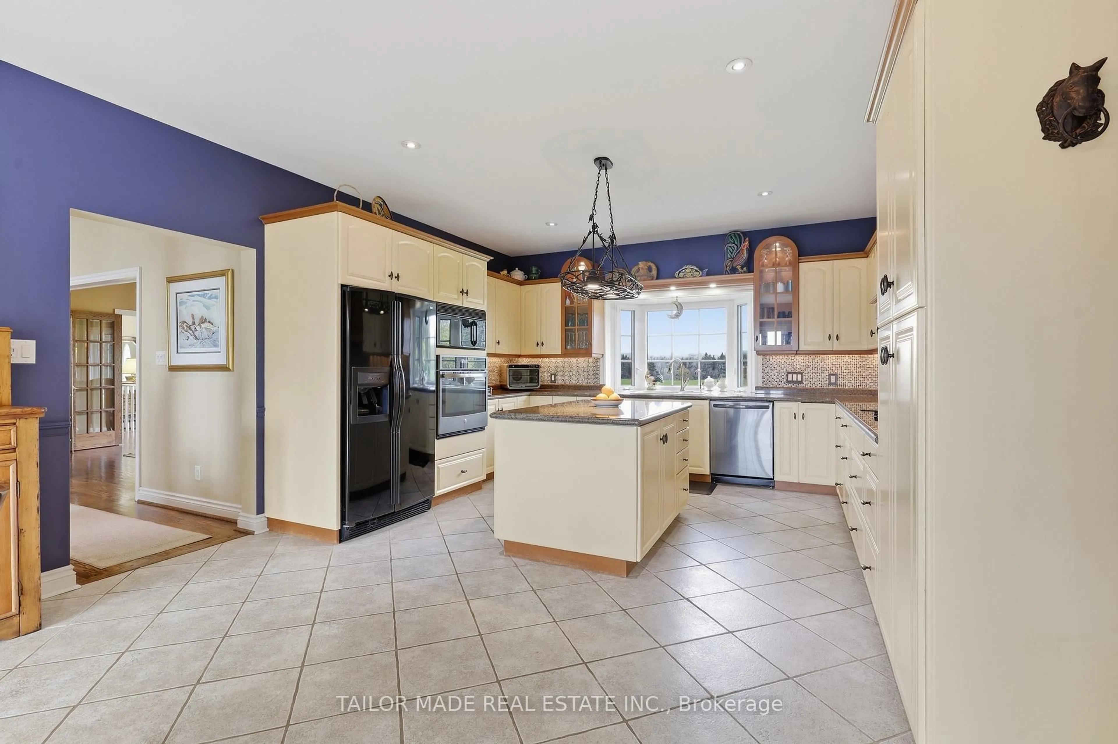 Open concept kitchen, ceramic/tile floor for 1749 Station Rd, Caledon Ontario L7C 3L2