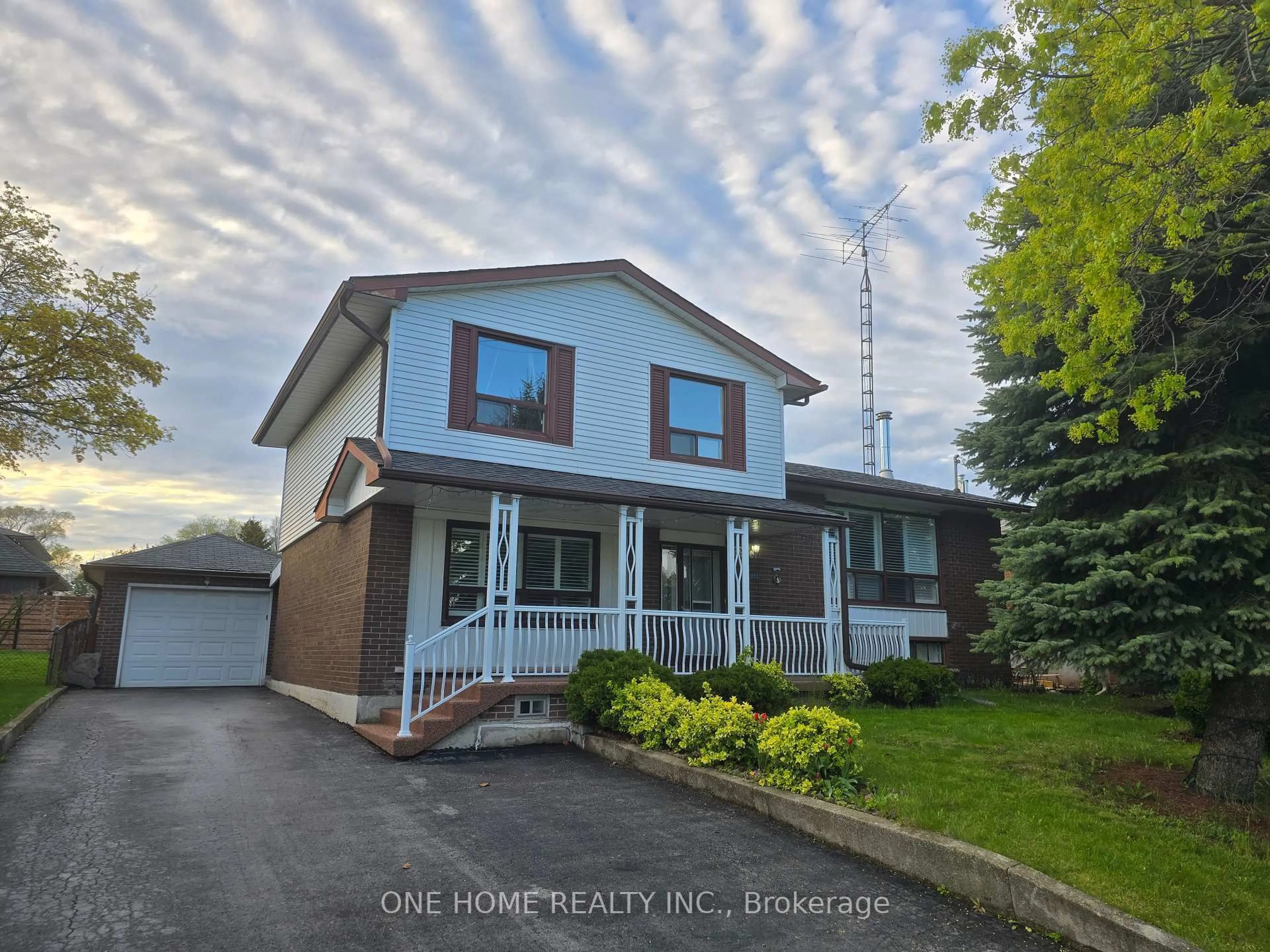 A pic from outside/outdoor area/front of a property/back of a property/a pic from drone, street for 223 Elmwood Rd, Oakville Ontario L6K 2A9