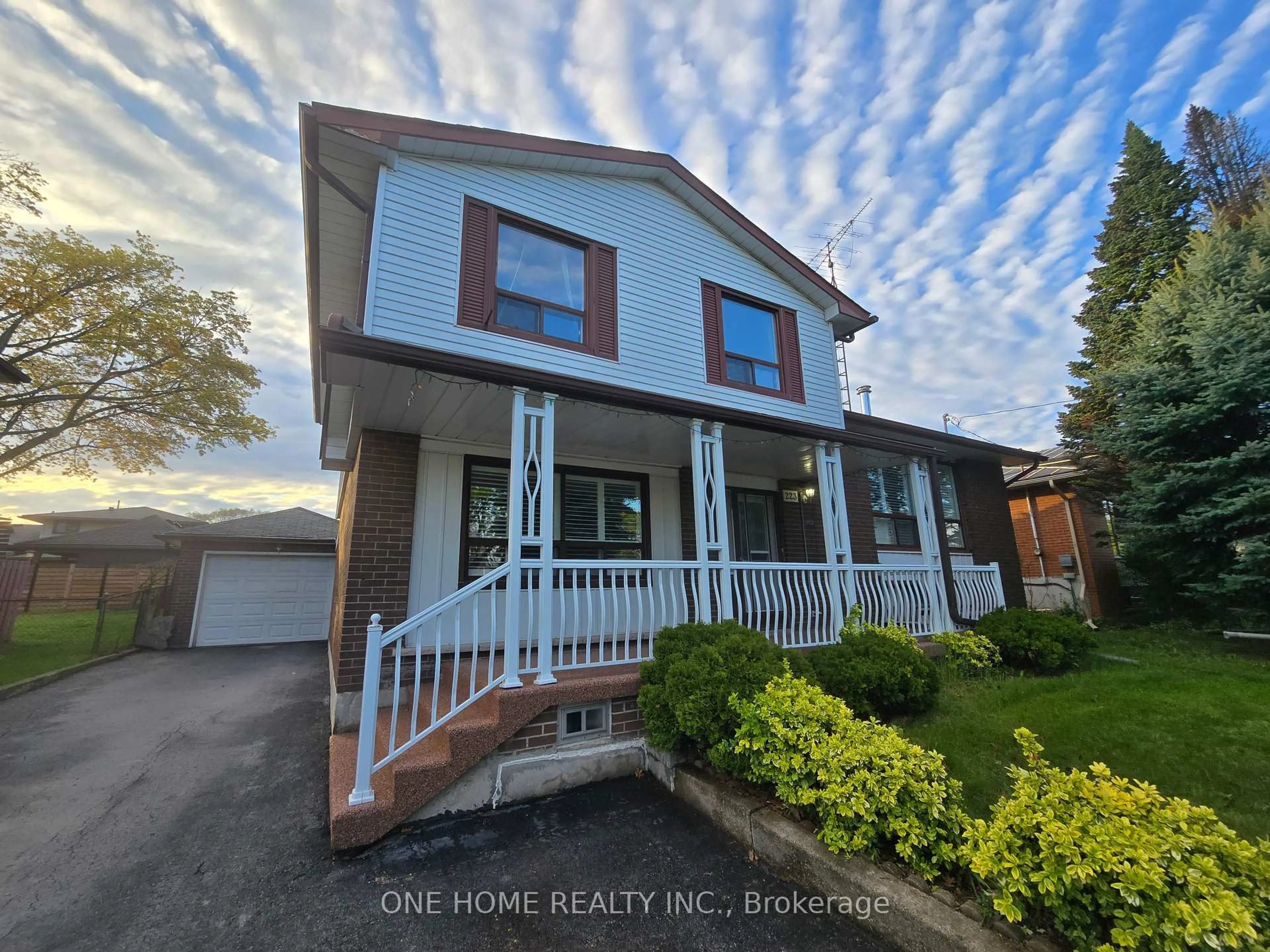 A pic from outside/outdoor area/front of a property/back of a property/a pic from drone, street for 223 Elmwood Rd, Oakville Ontario L6K 2A9