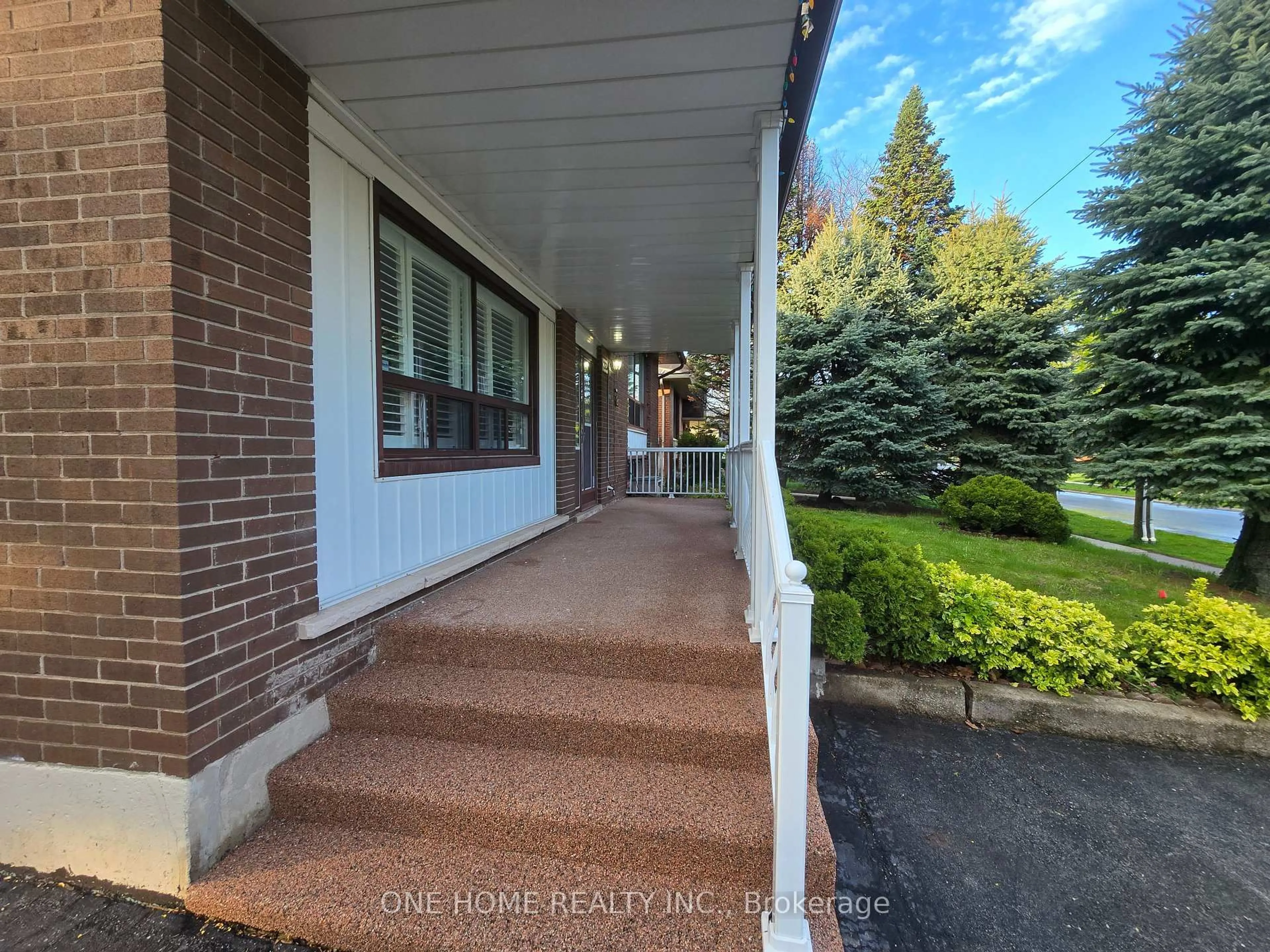 Indoor foyer for 223 Elmwood Rd, Oakville Ontario L6K 2A9
