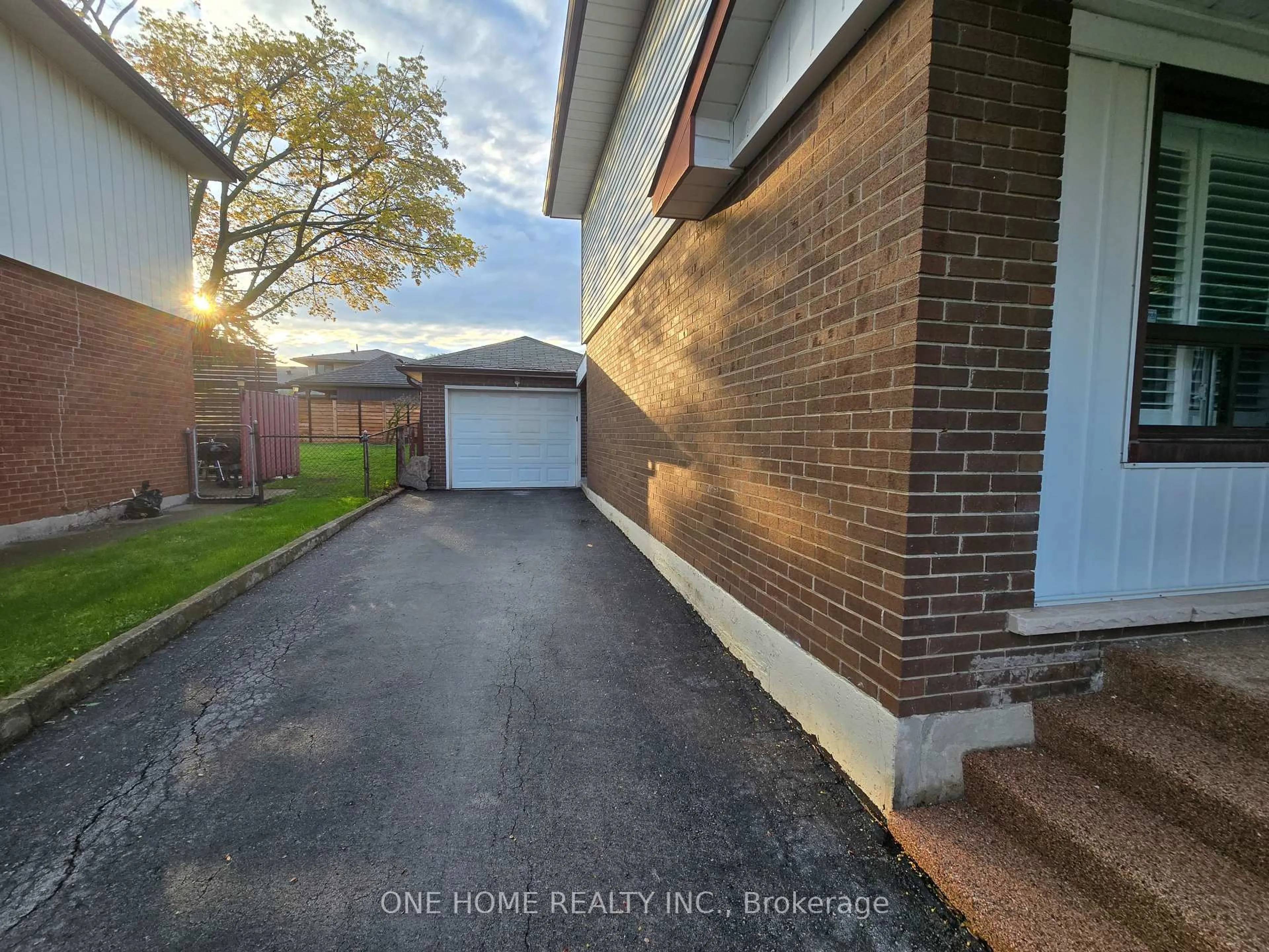 A pic from outside/outdoor area/front of a property/back of a property/a pic from drone, street for 223 Elmwood Rd, Oakville Ontario L6K 2A9