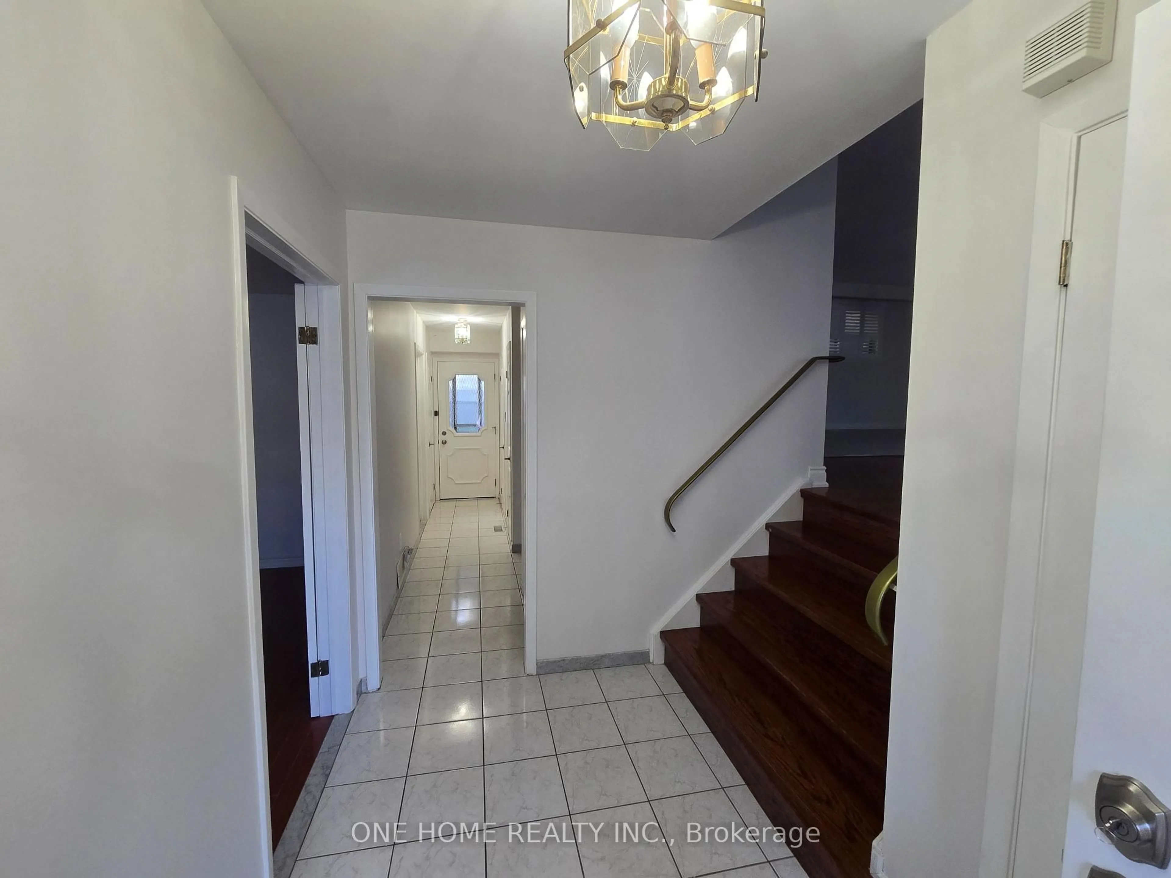 Indoor foyer for 223 Elmwood Rd, Oakville Ontario L6K 2A9