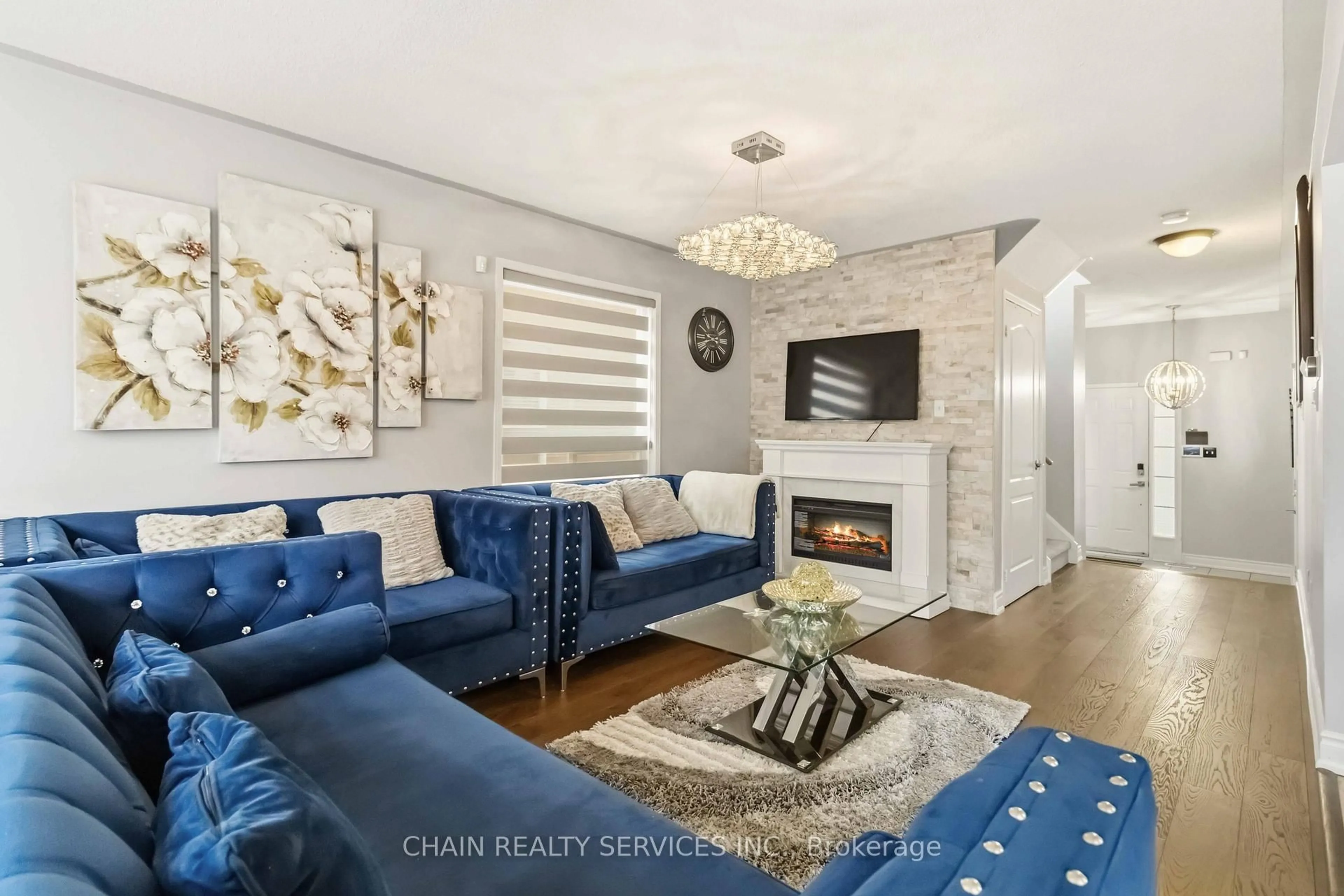 Living room with furniture, unknown for 36 Crannyfield Dr, Brampton Ontario L7A 3X2