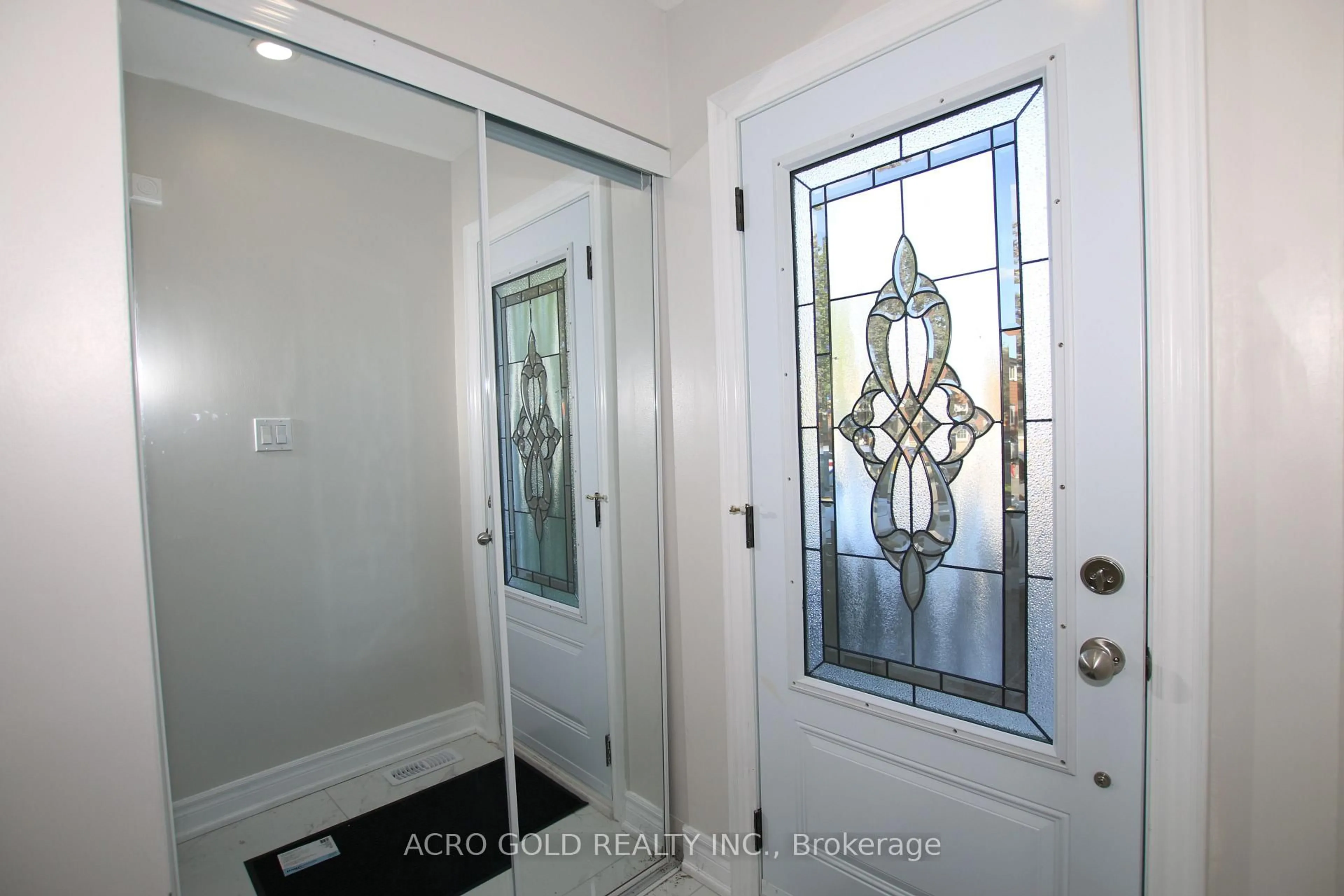 Indoor entryway for 96 Archdekin Dr, Brampton Ontario L6V 1Y7