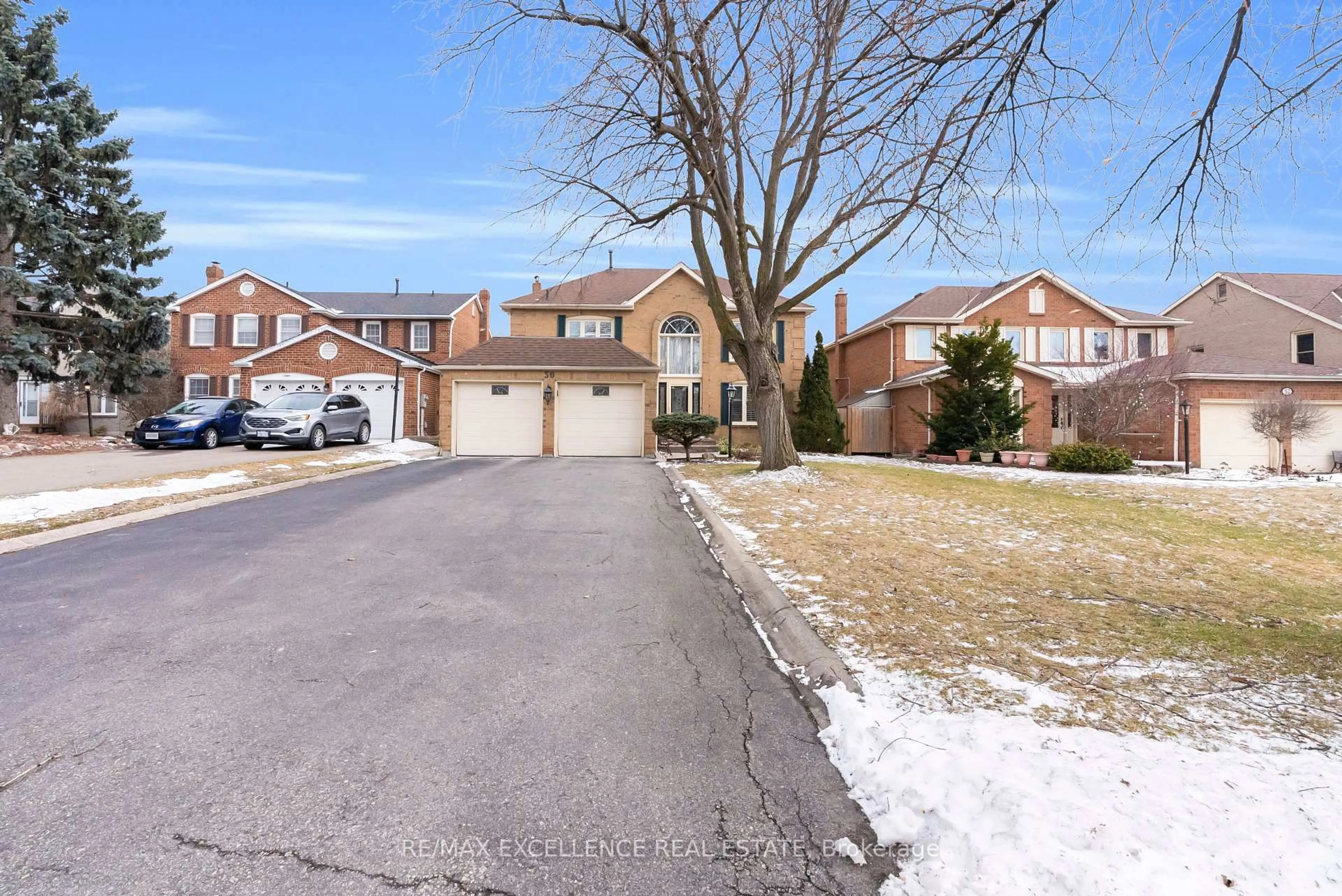 A pic from outside/outdoor area/front of a property/back of a property/a pic from drone, street for 30 Northumberland Pl, Brampton Ontario L6S 4E5