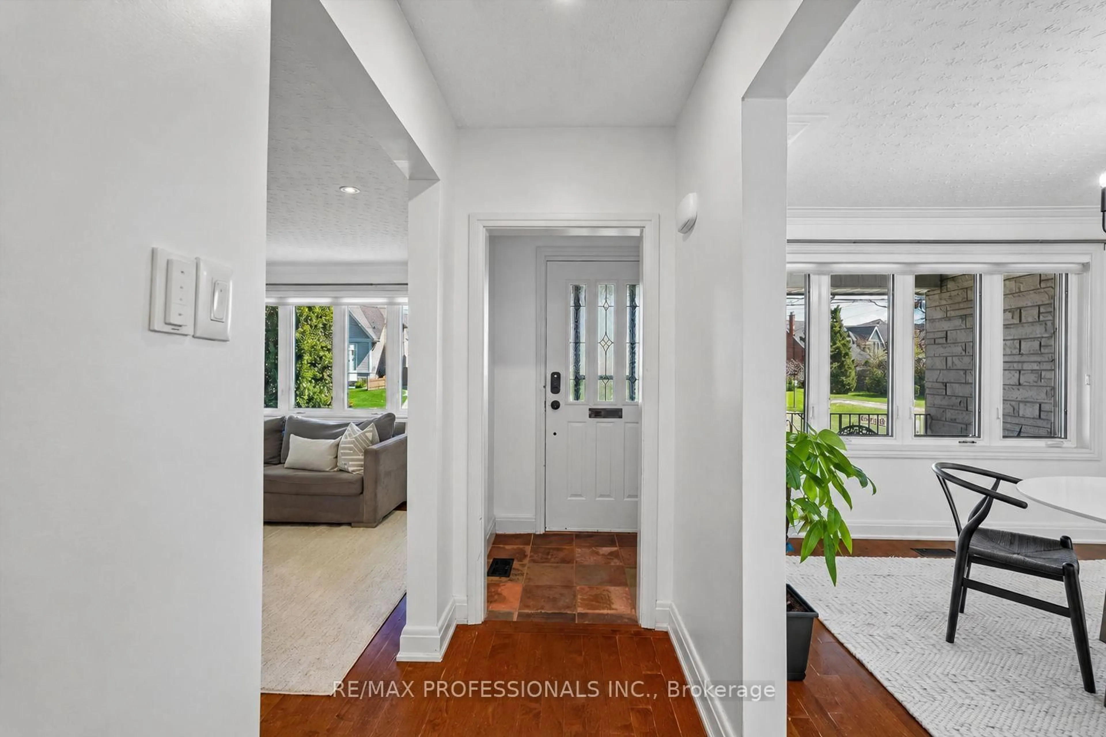 Indoor entryway for 28 Spring Garden Rd, Toronto Ontario M8Z 3X1