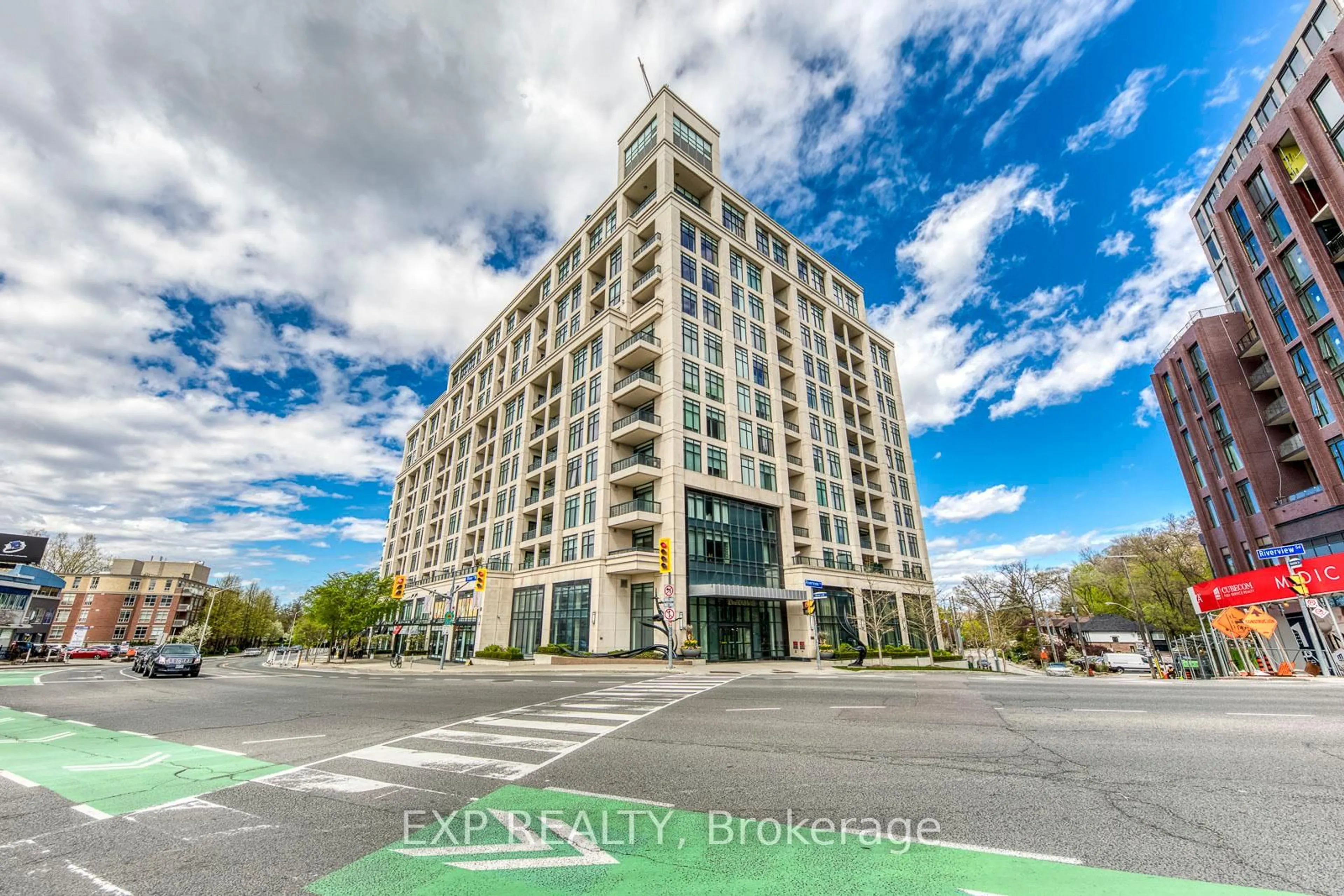 A pic from outside/outdoor area/front of a property/back of a property/a pic from drone, building for 1 Old Mill Dr #1118, Toronto Ontario M6S 0A1