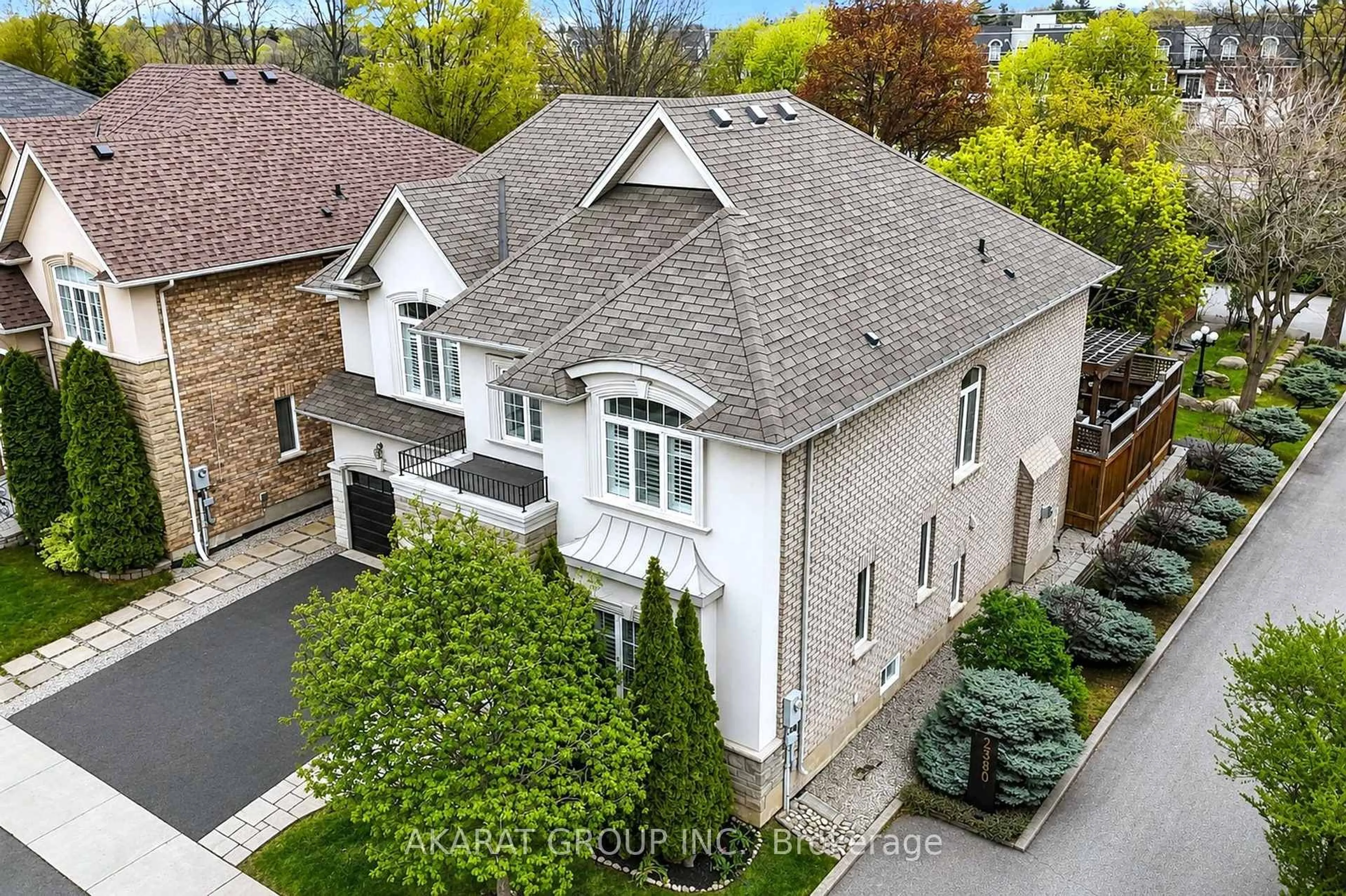 A pic from outside/outdoor area/front of a property/back of a property/a pic from drone, street for 2376 Brockberry Cres, Oakville Ontario L6M 4T3