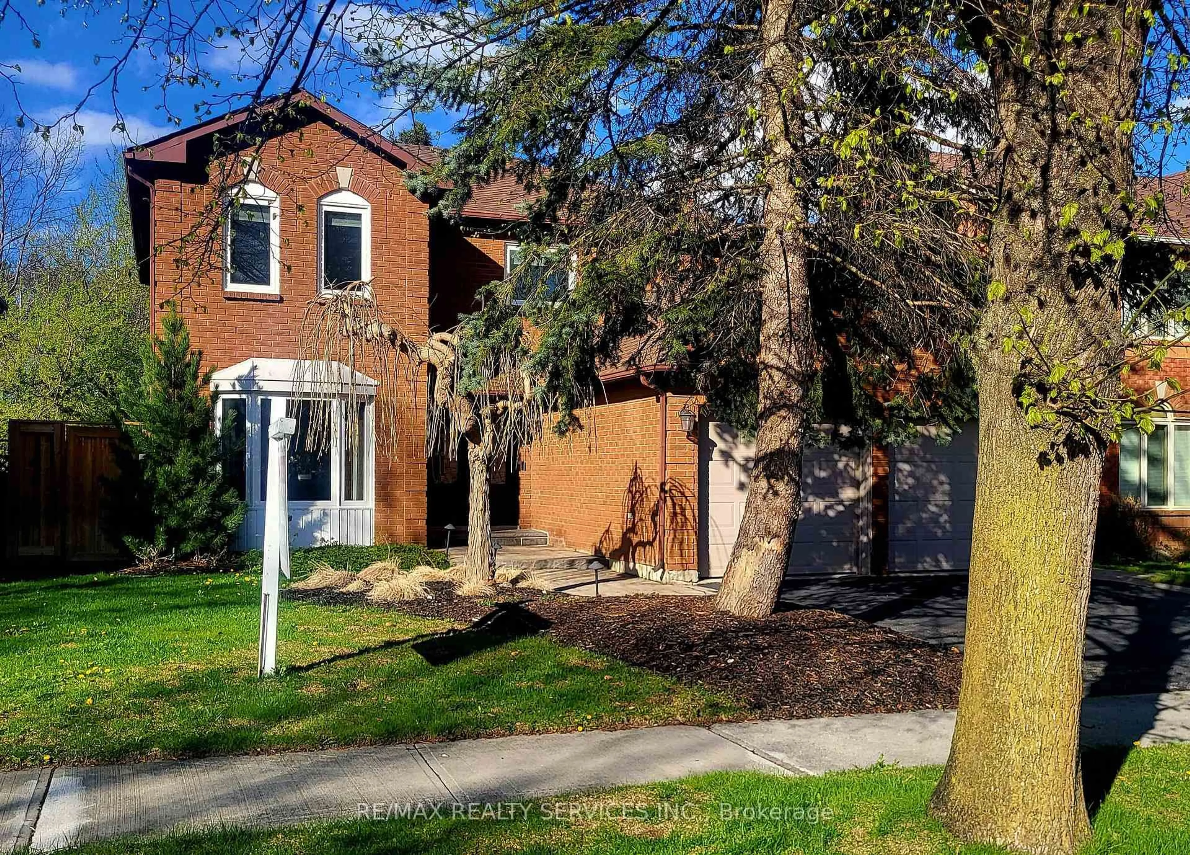 Home with brick exterior material, street for 28 Chickadee Cres, Brampton Ontario L6Z 3L2