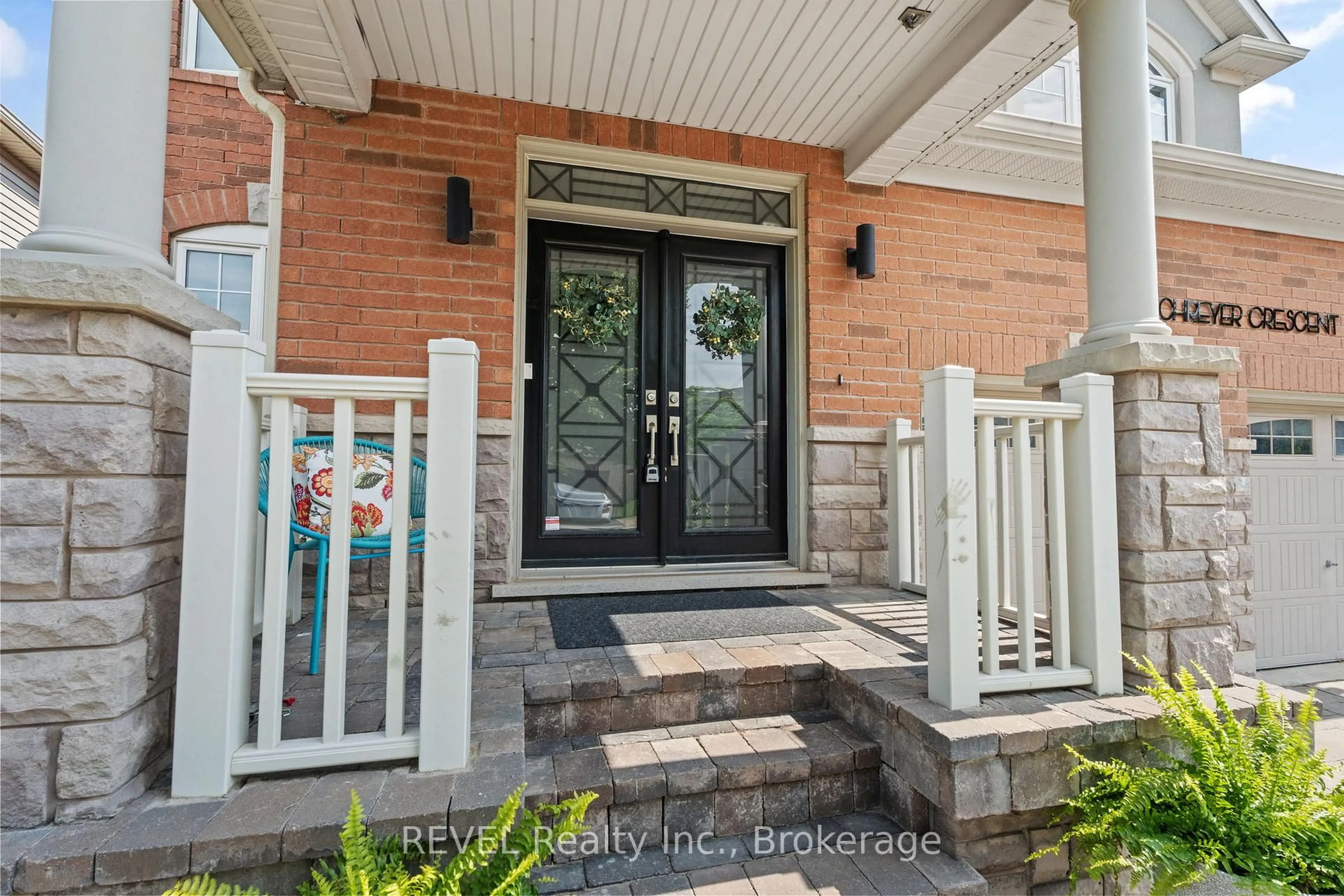 Indoor entryway for 401 Schreyer Cres, Milton Ontario L9T 7T2