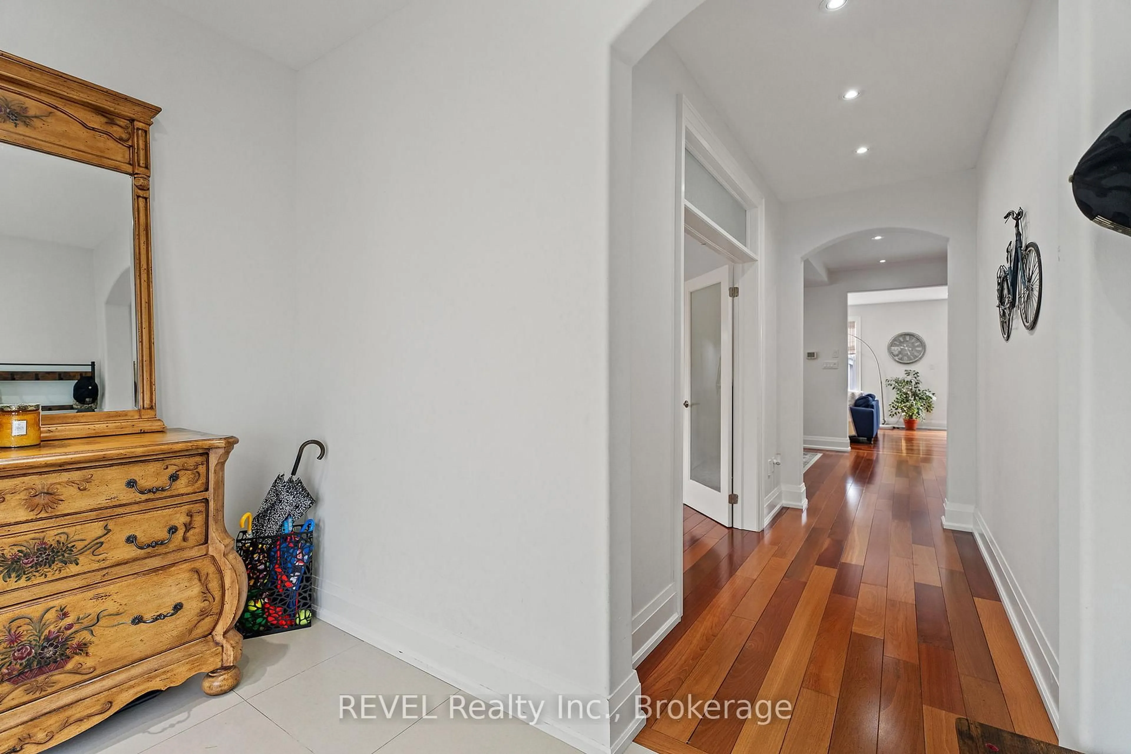 Indoor foyer for 401 Schreyer Cres, Milton Ontario L9T 7T2
