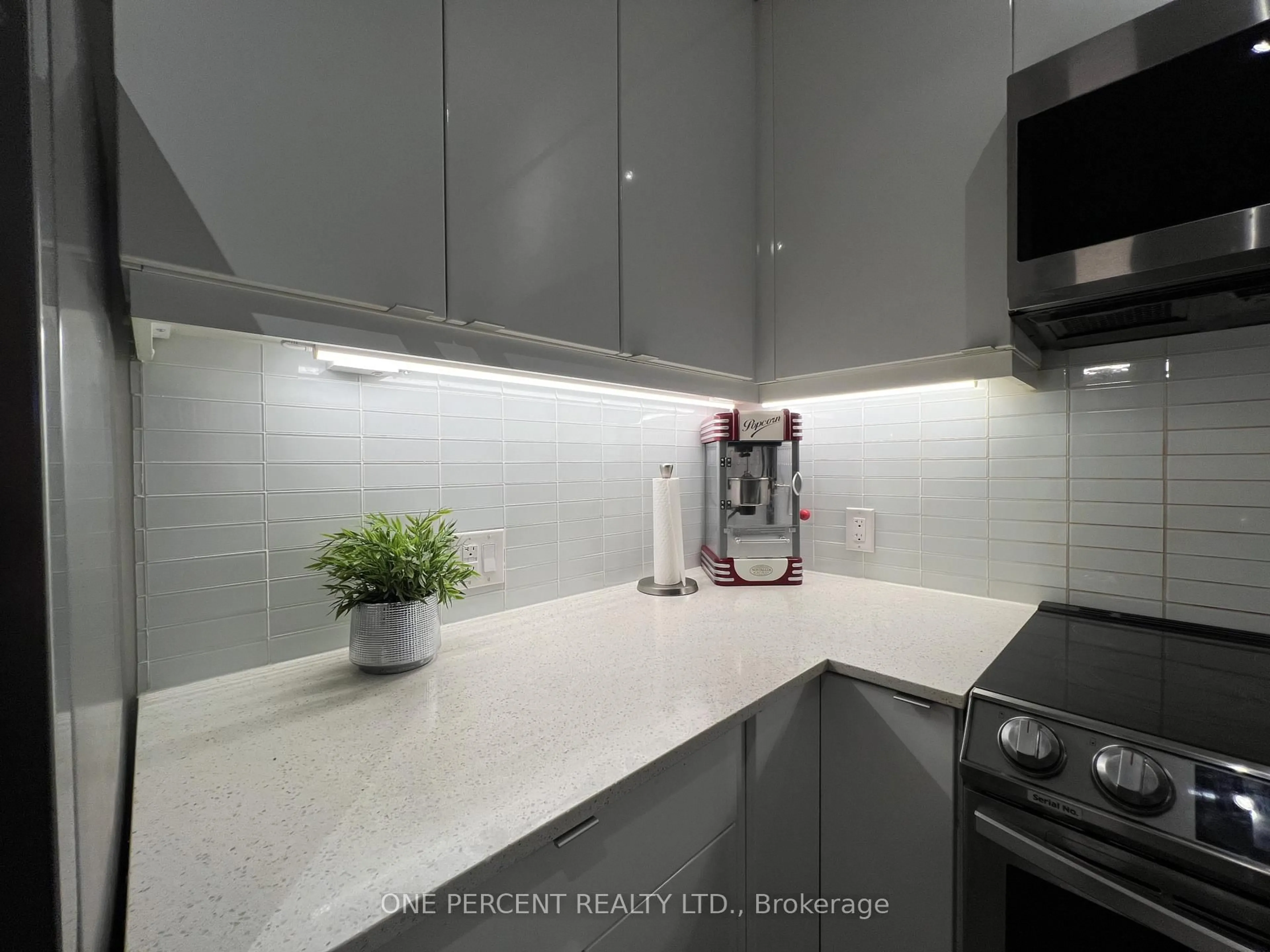 Standard kitchen, ceramic/tile floor for 50 Thomas Riley Rd #819, Toronto Ontario M9B 0C1