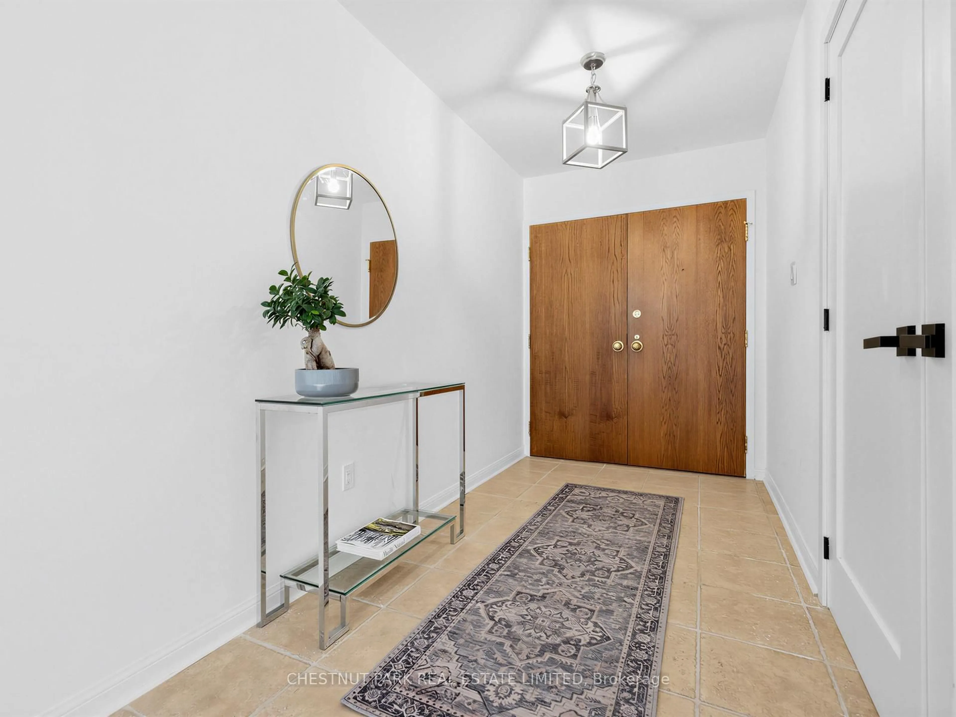 Indoor entryway for 2545 Bloor St #202, Toronto Ontario M6S 1S1