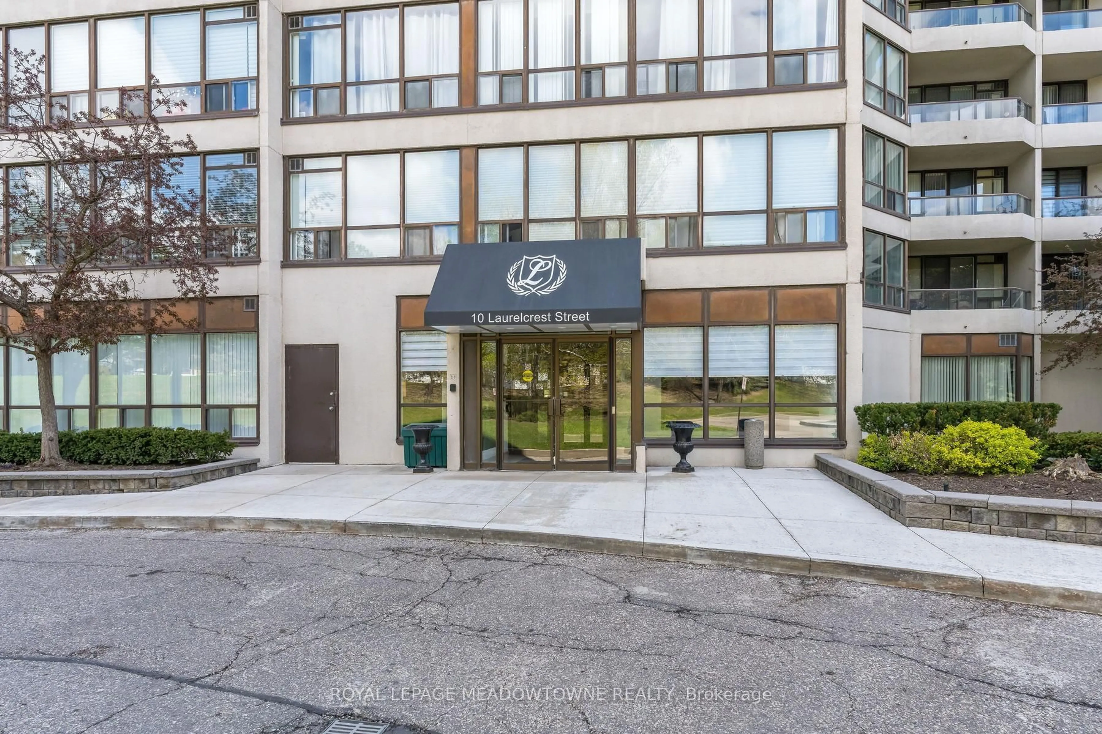 Indoor foyer for 10 Laurelcrest St #104, Brampton Ontario L6S 5Y3
