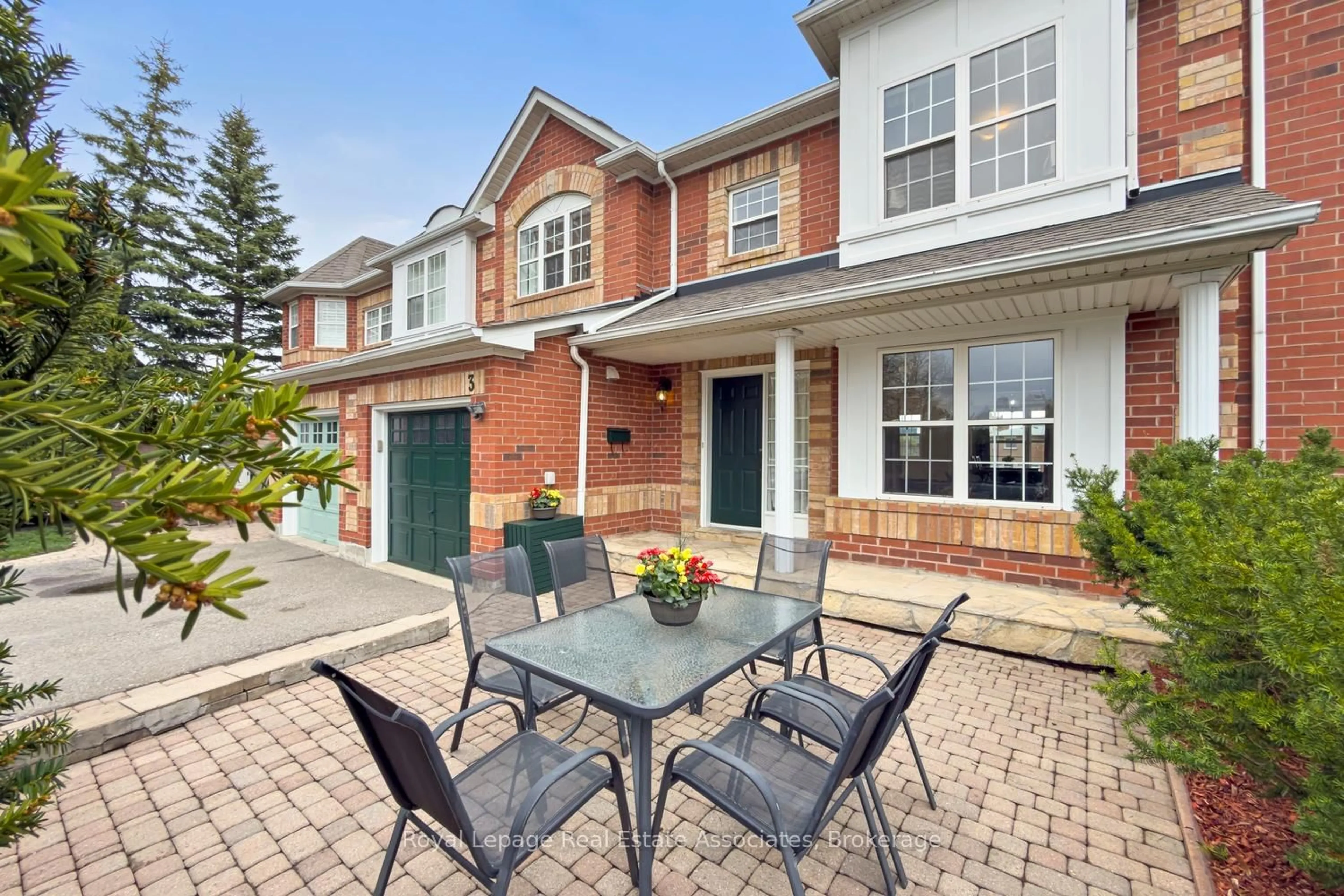 Patio, street for 199 Hillcrest Ave #3, Mississauga Ontario L5B 4L5
