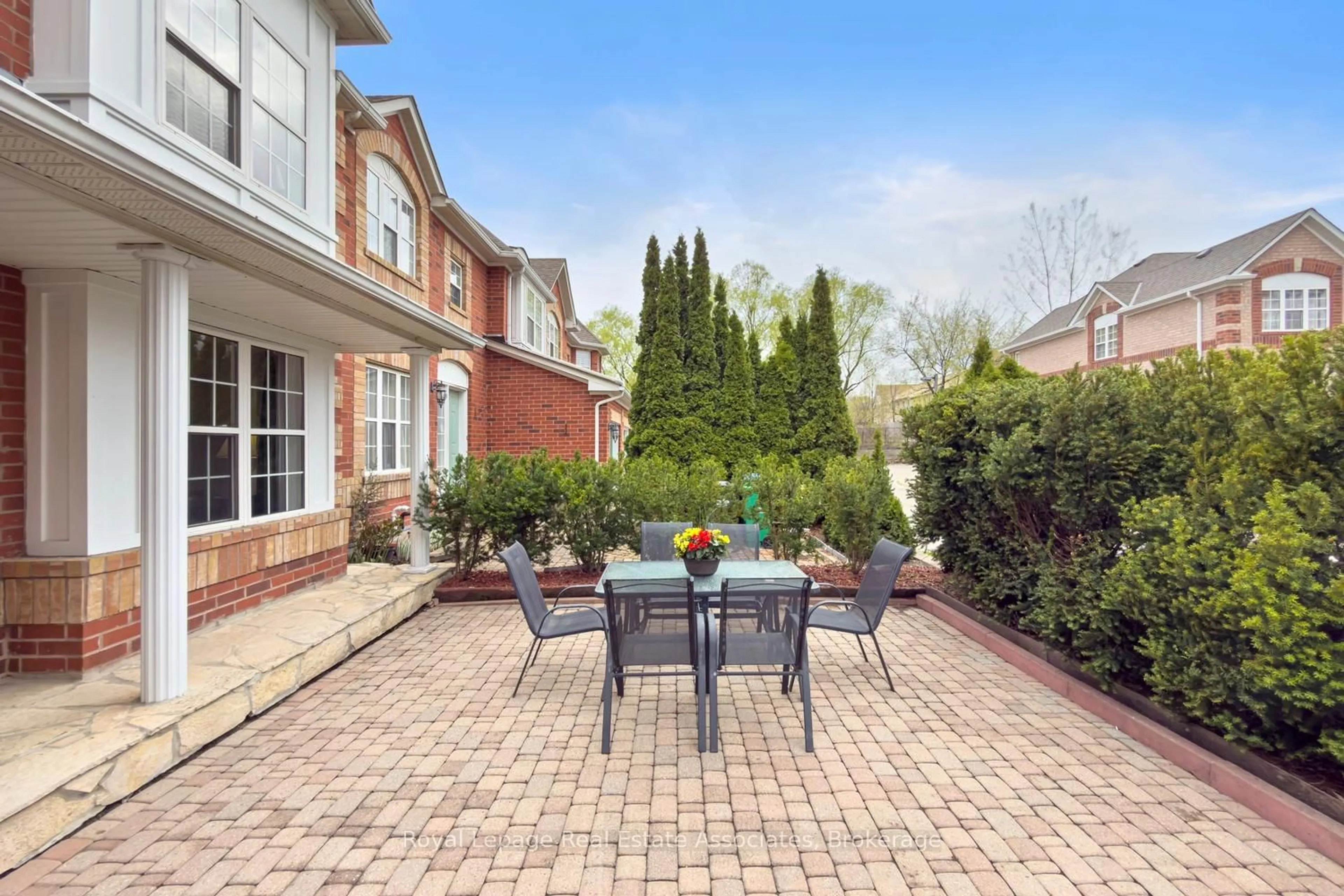 Patio, street for 199 Hillcrest Ave #3, Mississauga Ontario L5B 4L5
