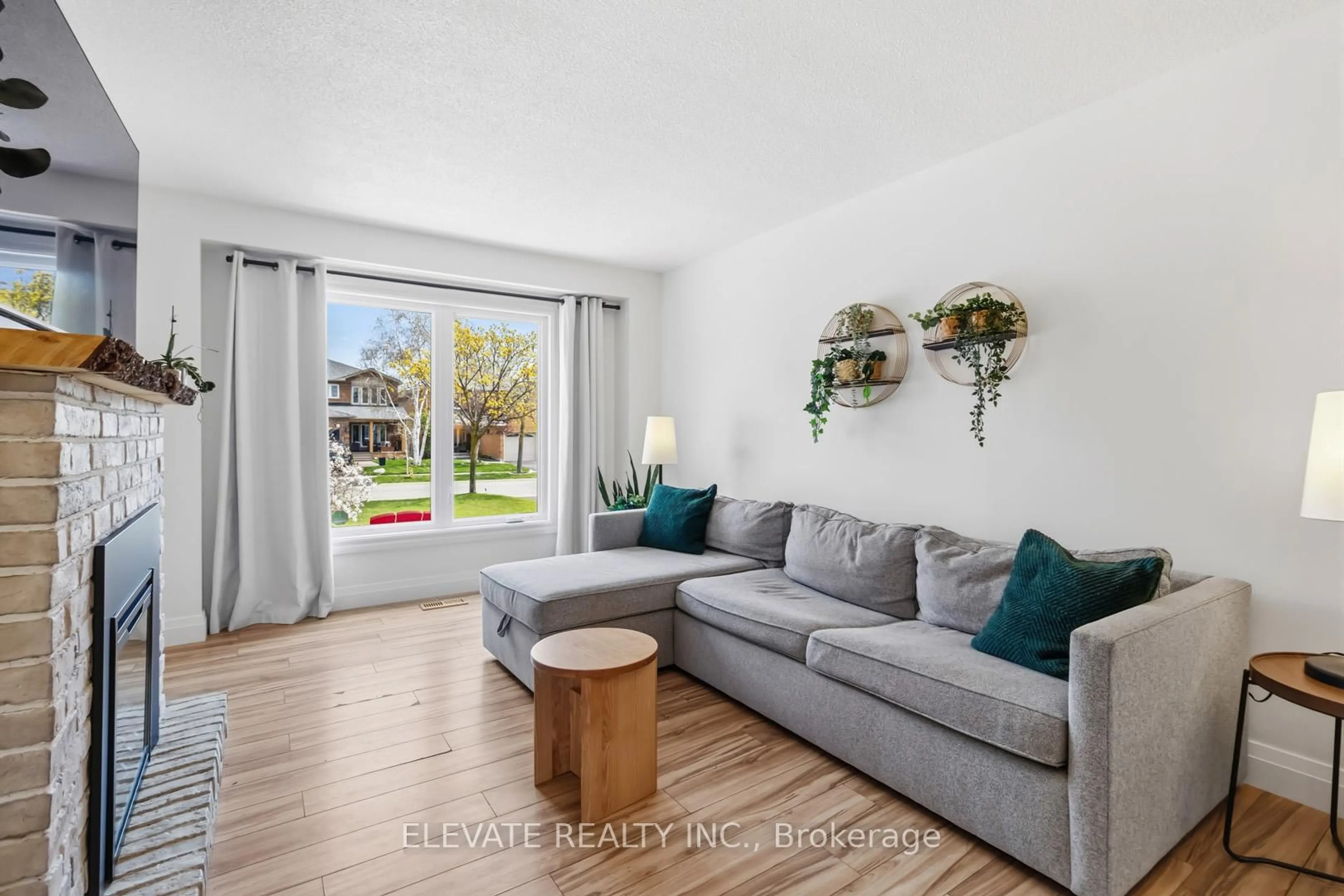 Living room with furniture, unknown for 6220 Prairie Circ, Mississauga Ontario L5N 5Y4