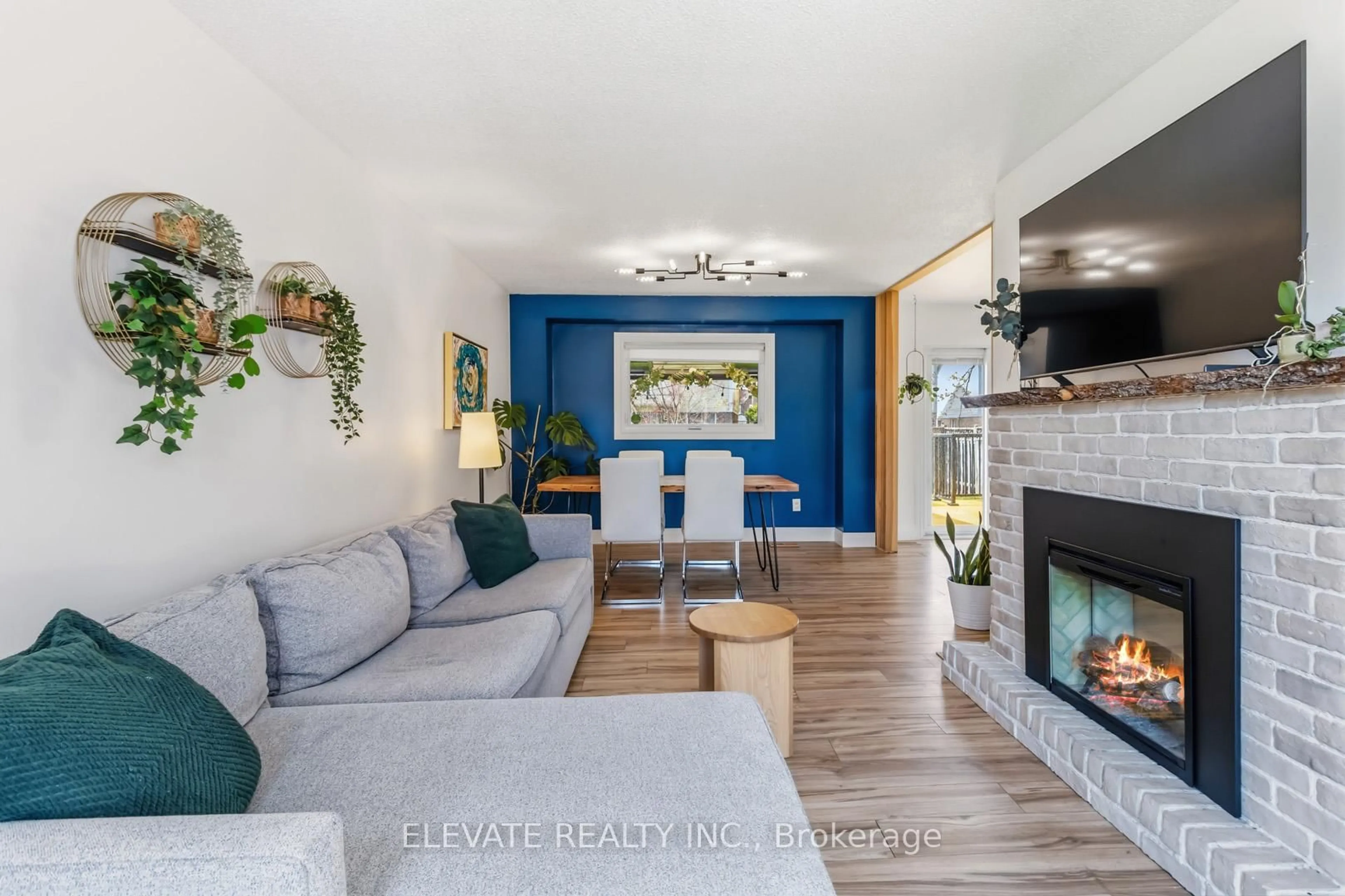 Living room with furniture, unknown for 6220 Prairie Circ, Mississauga Ontario L5N 5Y4