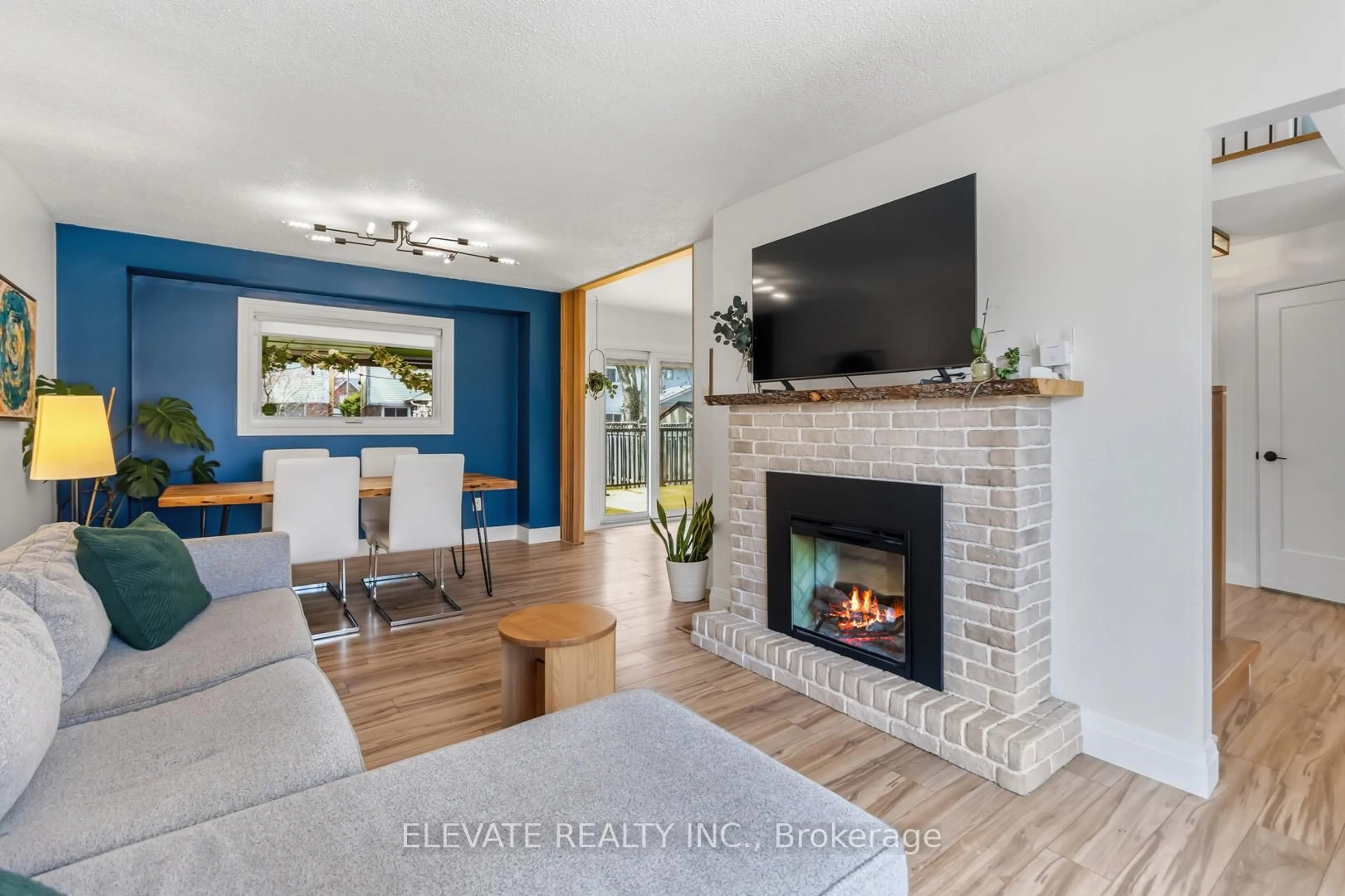 Living room with furniture, ceramic/tile floor for 6220 Prairie Circ, Mississauga Ontario L5N 5Y4