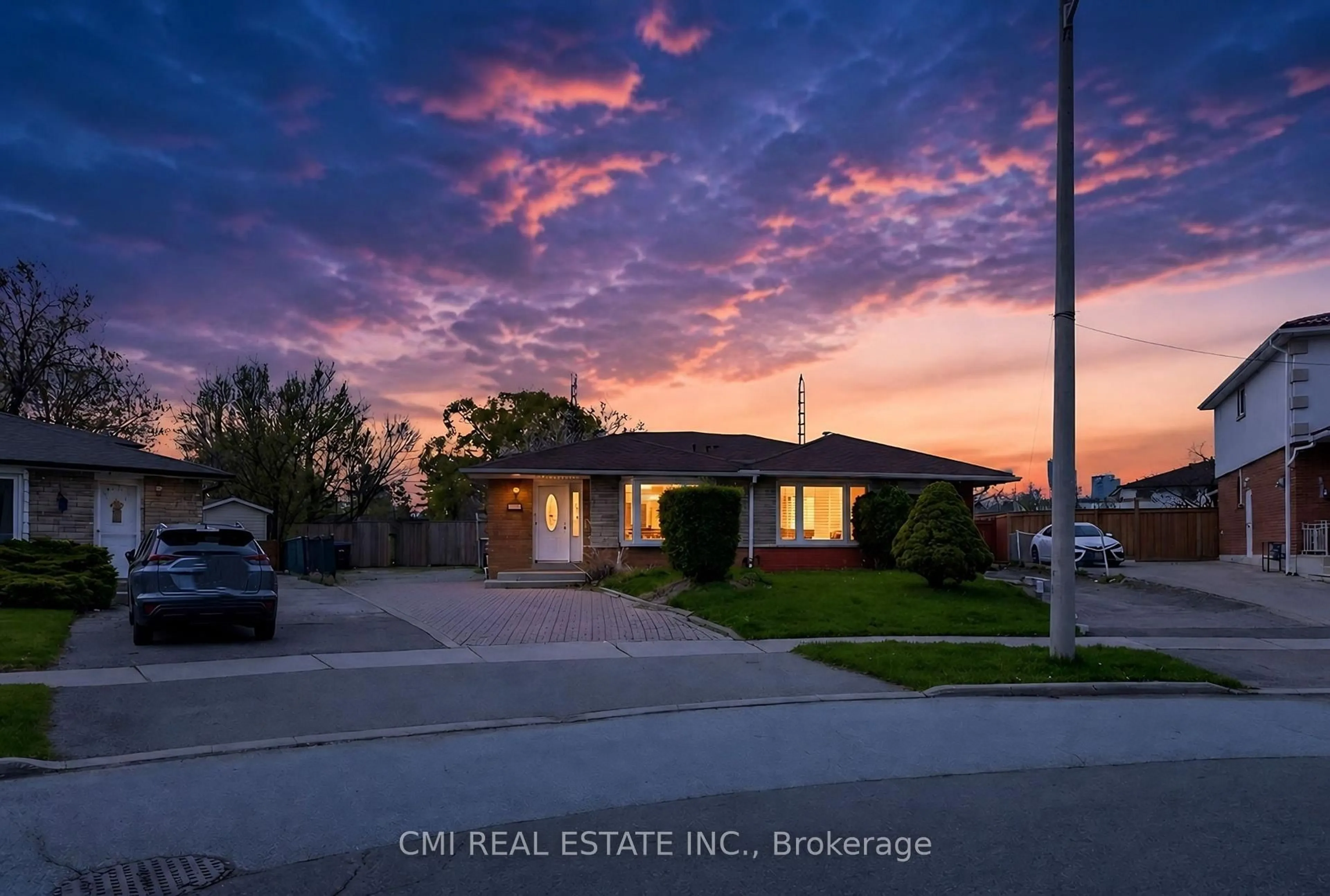 A pic from outside/outdoor area/front of a property/back of a property/a pic from drone, street for 418 Ginger Dwns, Mississauga Ontario L5A 3A7