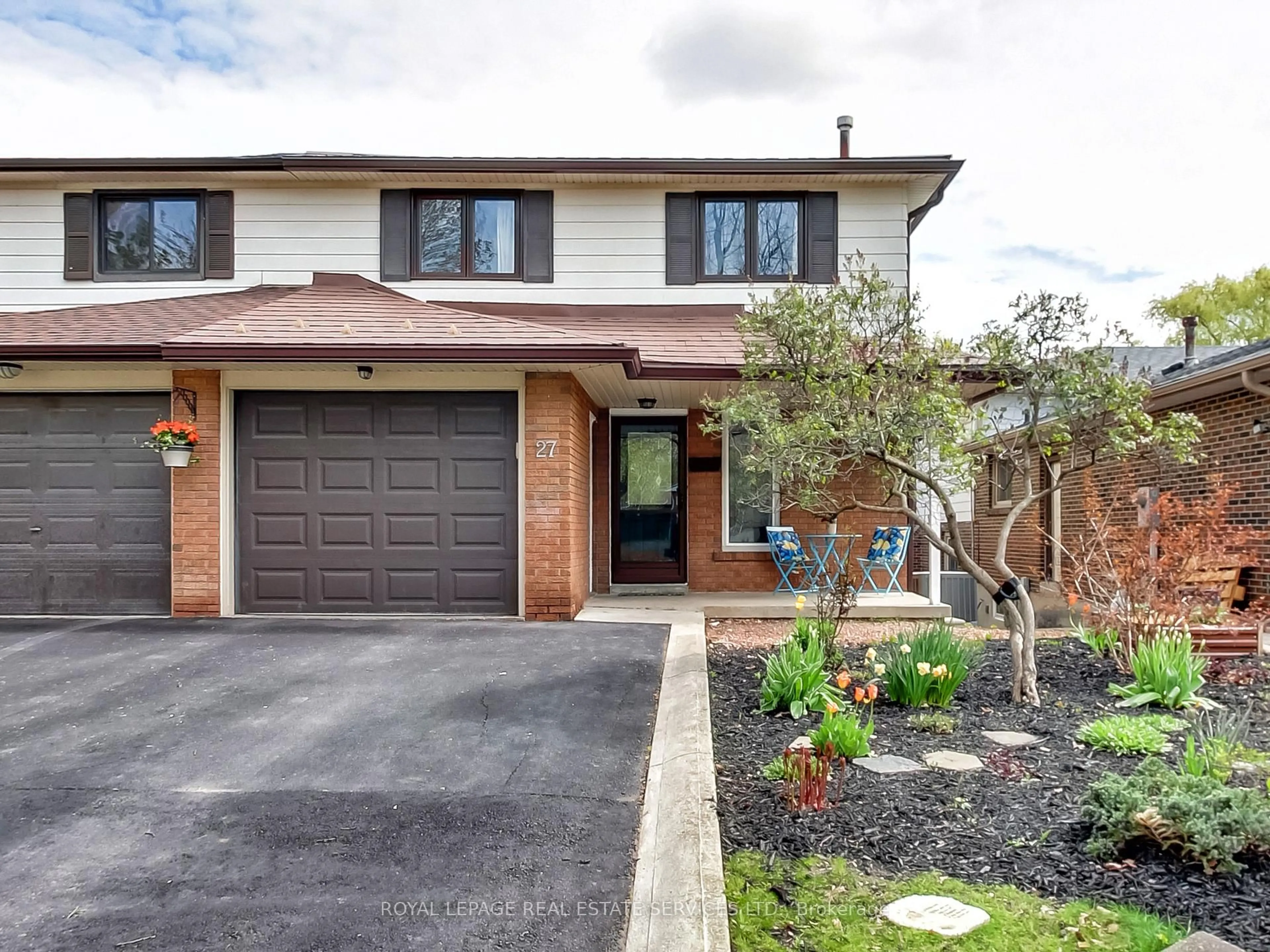 Home with brick exterior material, street for 27 Bremen Lane, Mississauga Ontario L5M 1G7
