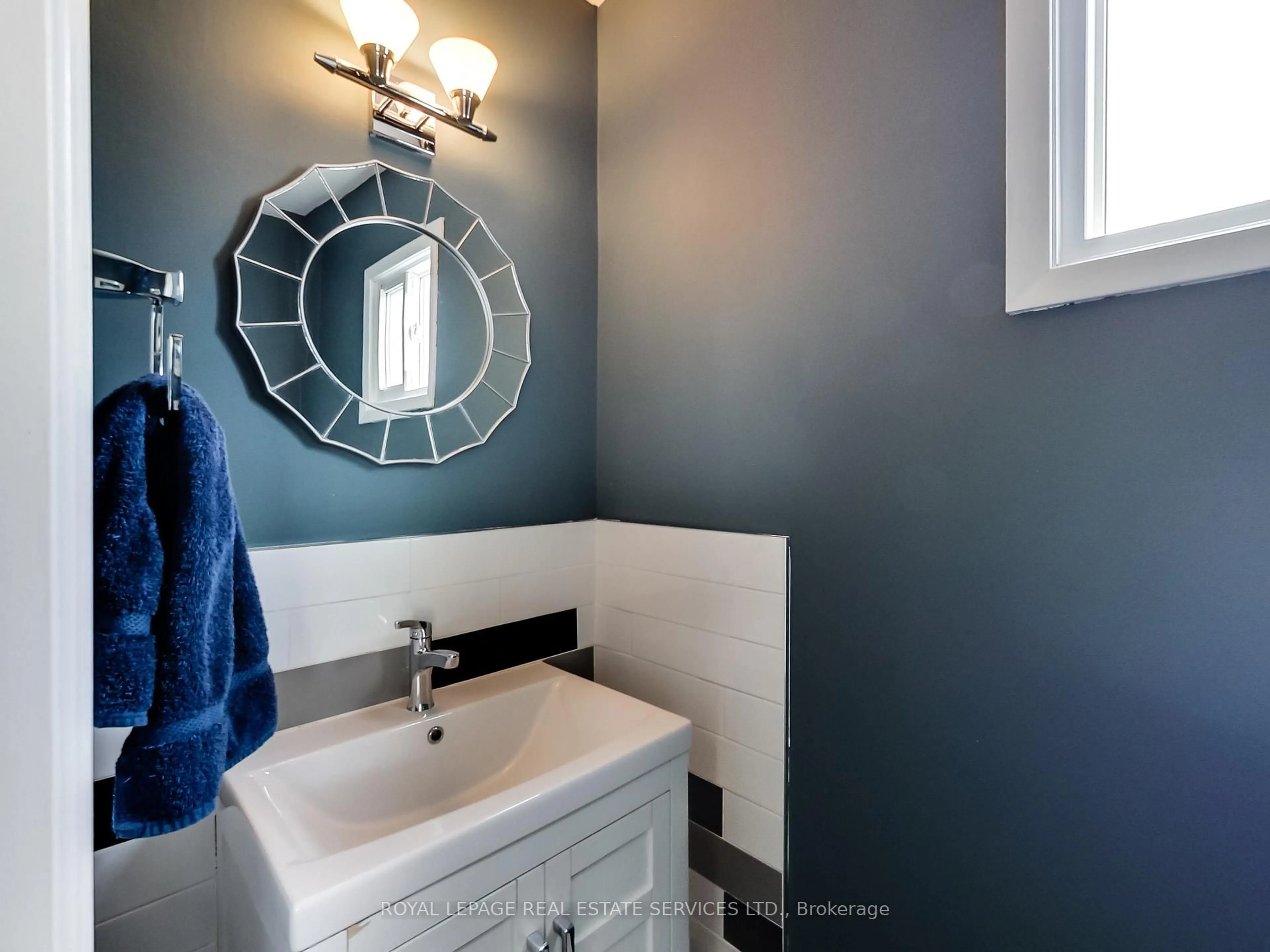 Contemporary bathroom, ceramic/tile floor for 27 Bremen Lane, Mississauga Ontario L5M 1G7