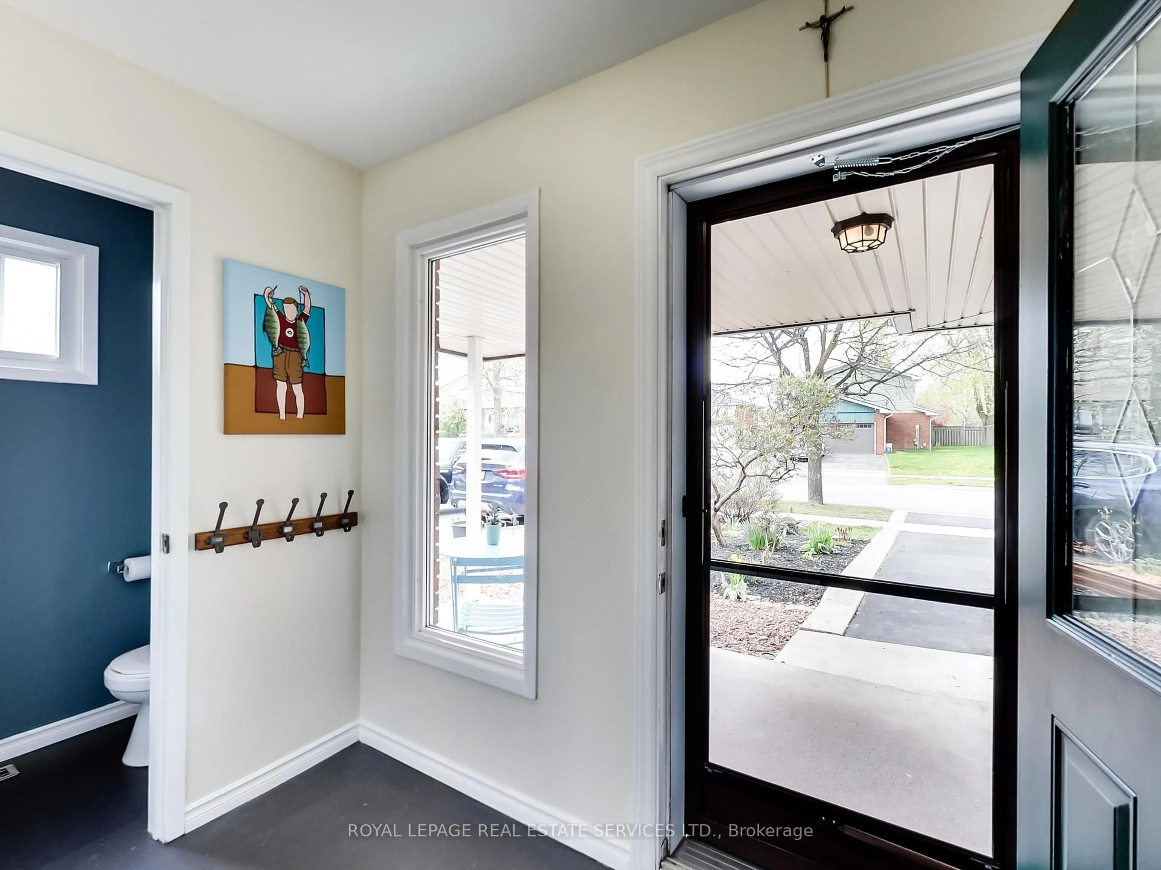 Indoor entryway for 27 Bremen Lane, Mississauga Ontario L5M 1G7