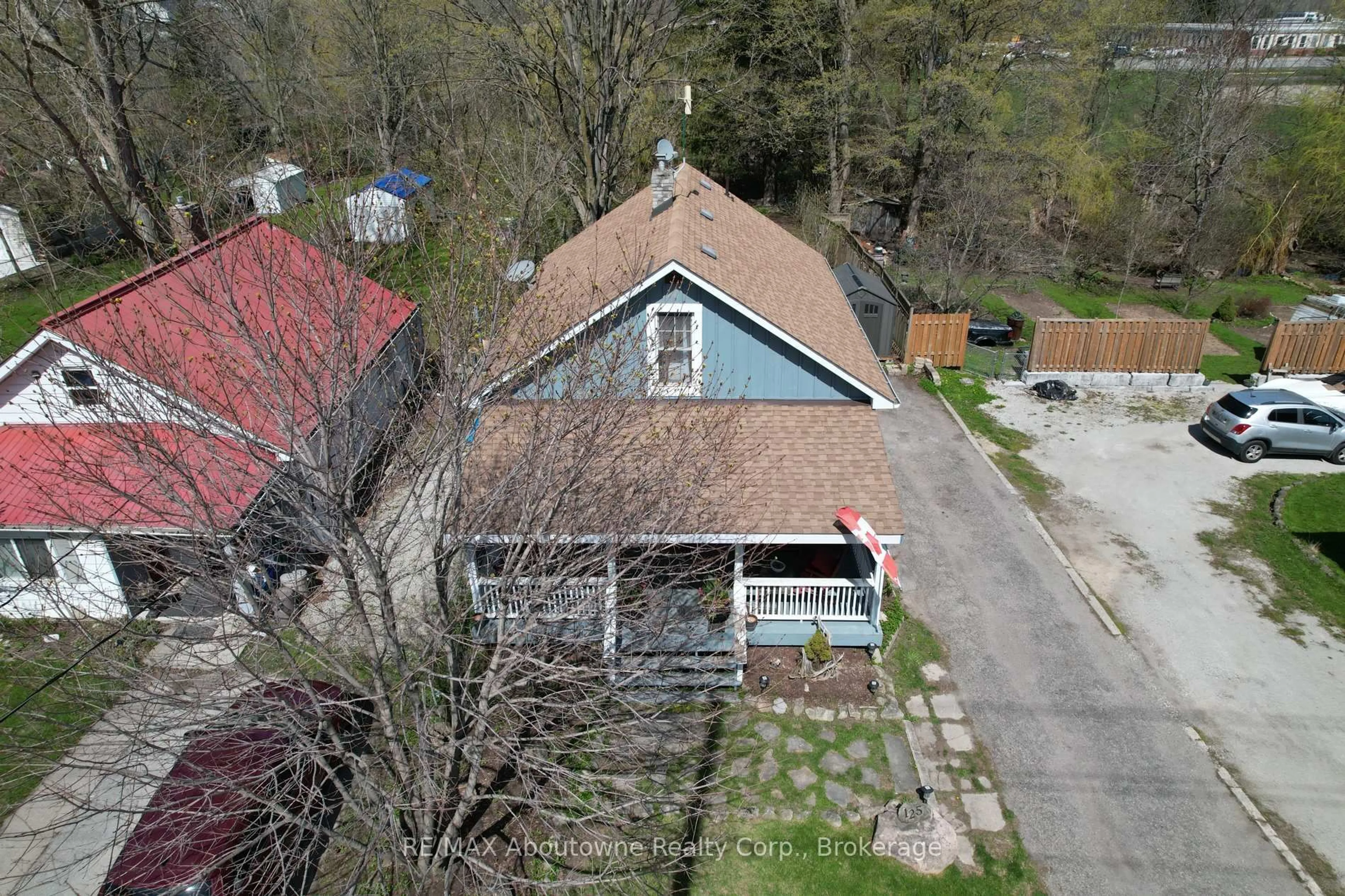 A pic from outside/outdoor area/front of a property/back of a property/a pic from drone, street for 125 Main St, Halton Hills Ontario L7J 1W5