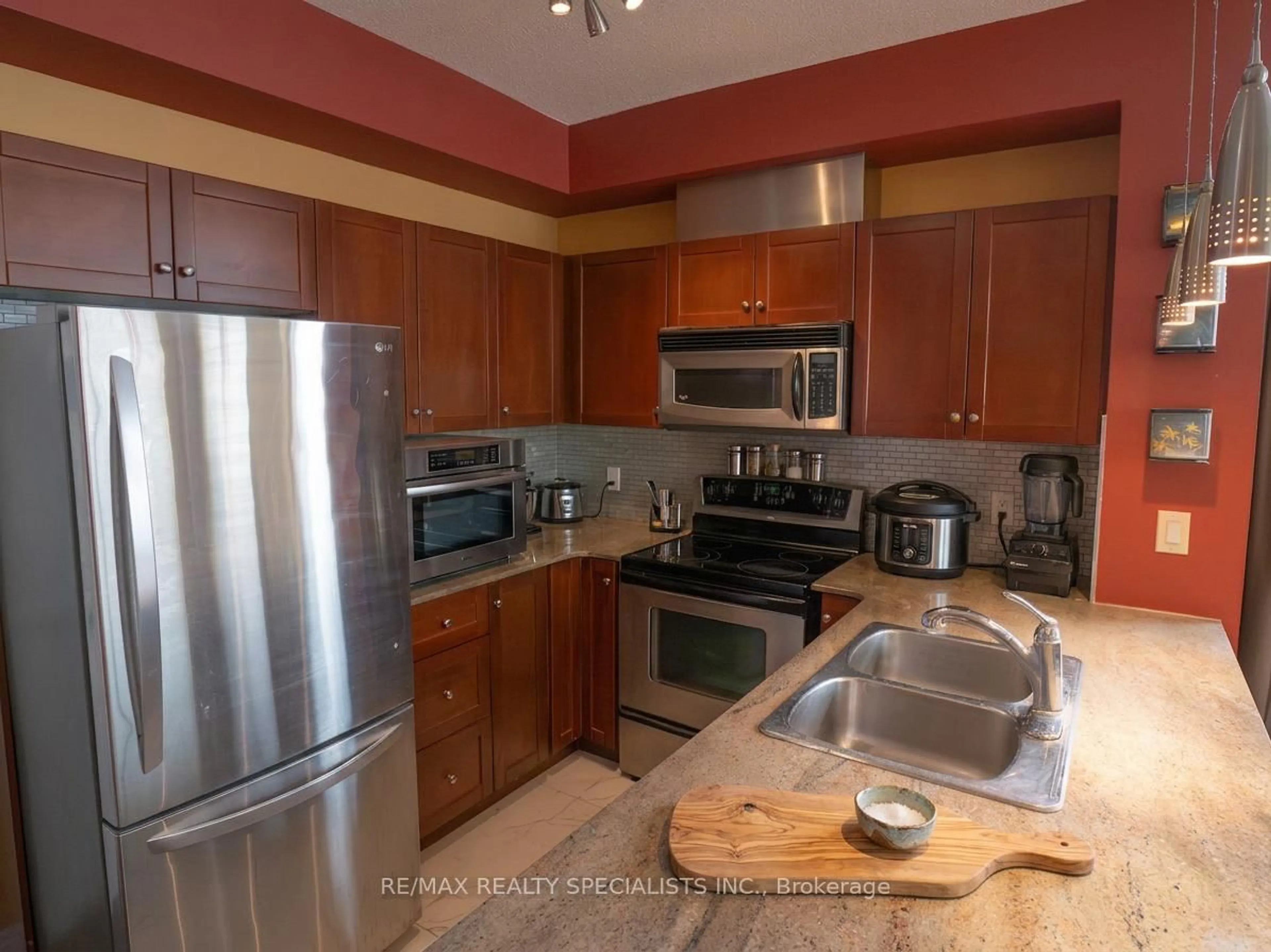 Standard kitchen, unknown for 3504 Hurontario St #307, Mississauga Ontario L5B 0B9