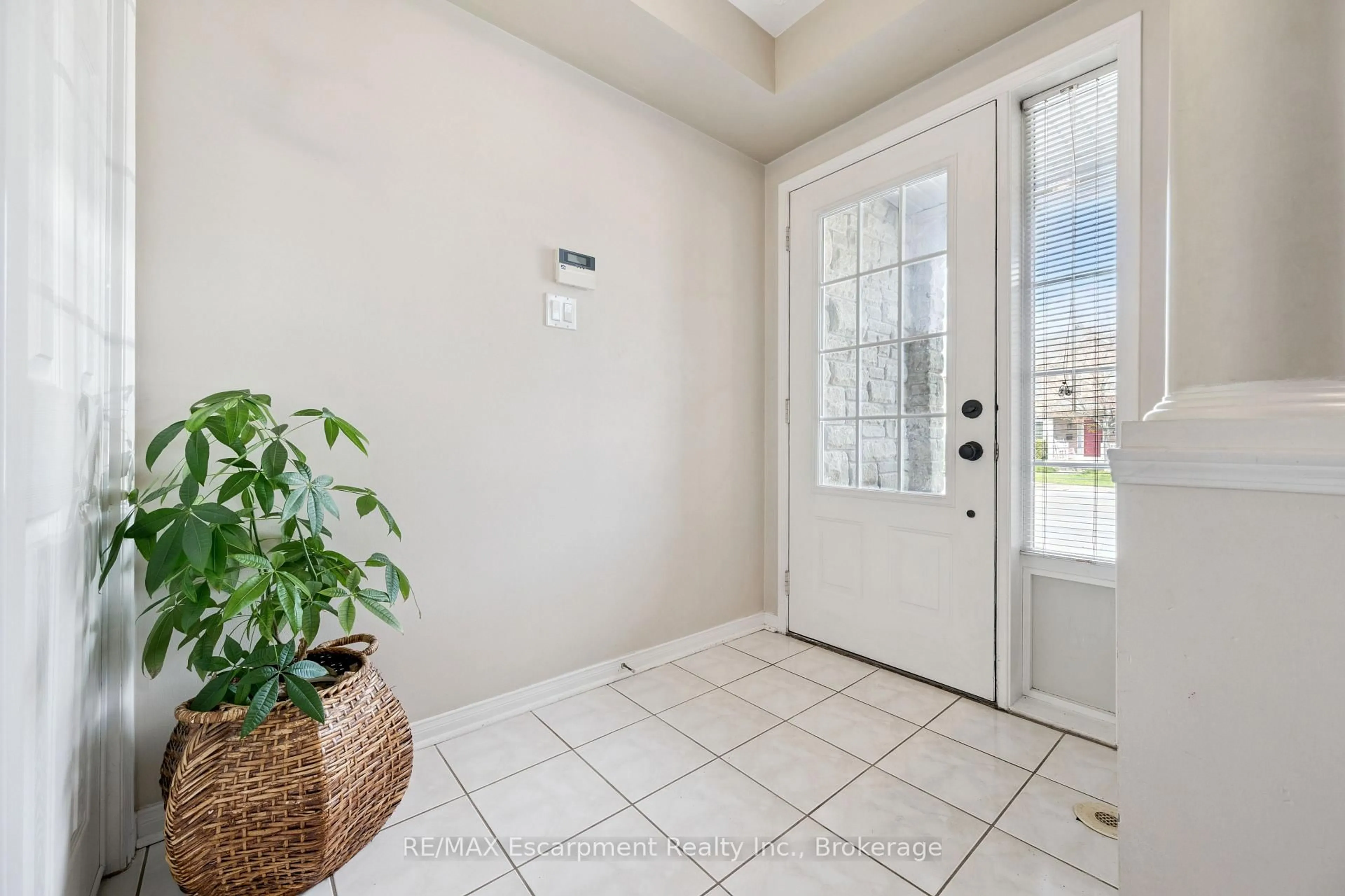 Indoor entryway for 5360 Dryden Ave, Burlington Ontario L7L 6Y7