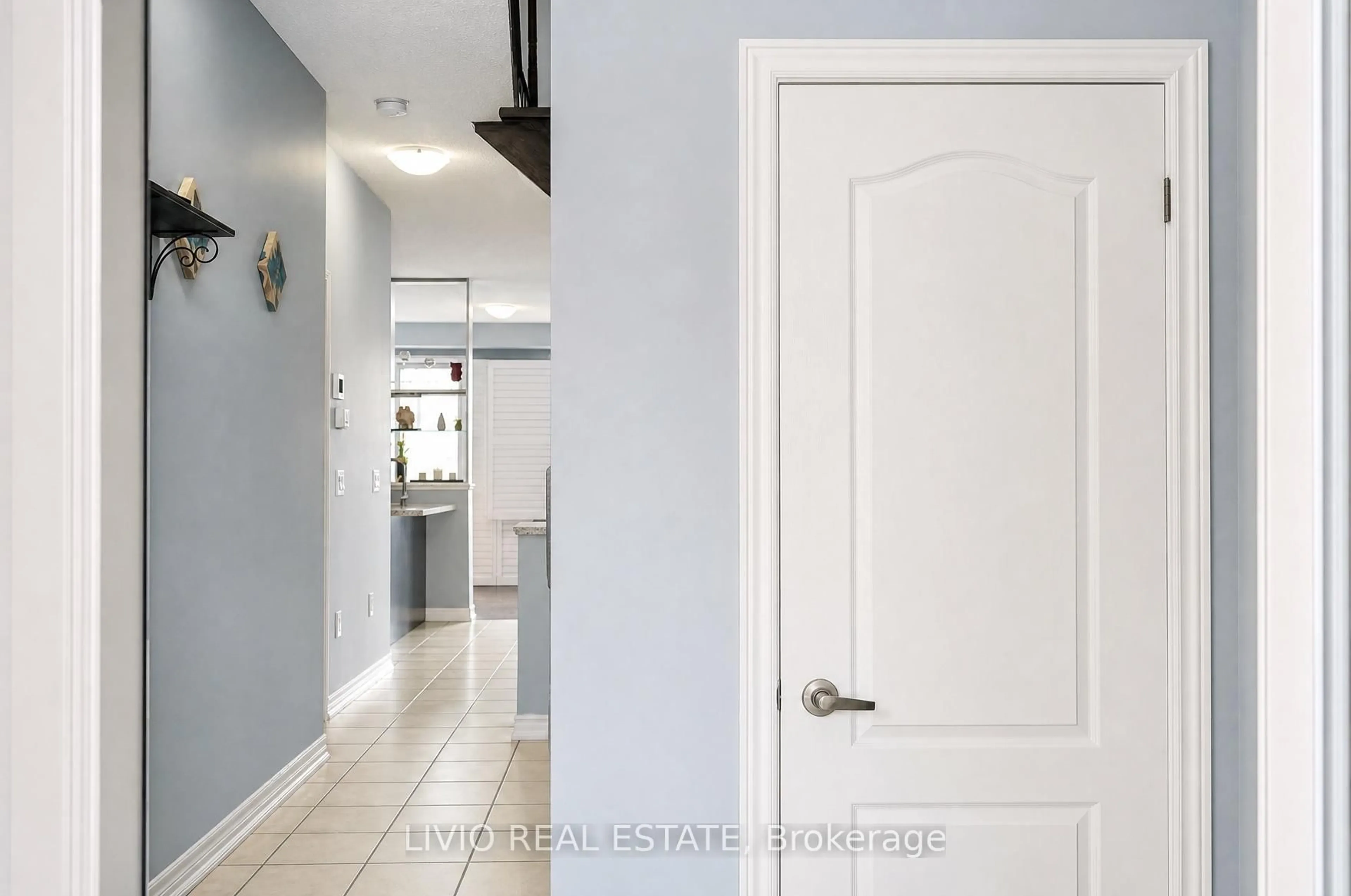 Indoor entryway for 34 Davenfield Circ, Brampton Ontario L6P 4M2