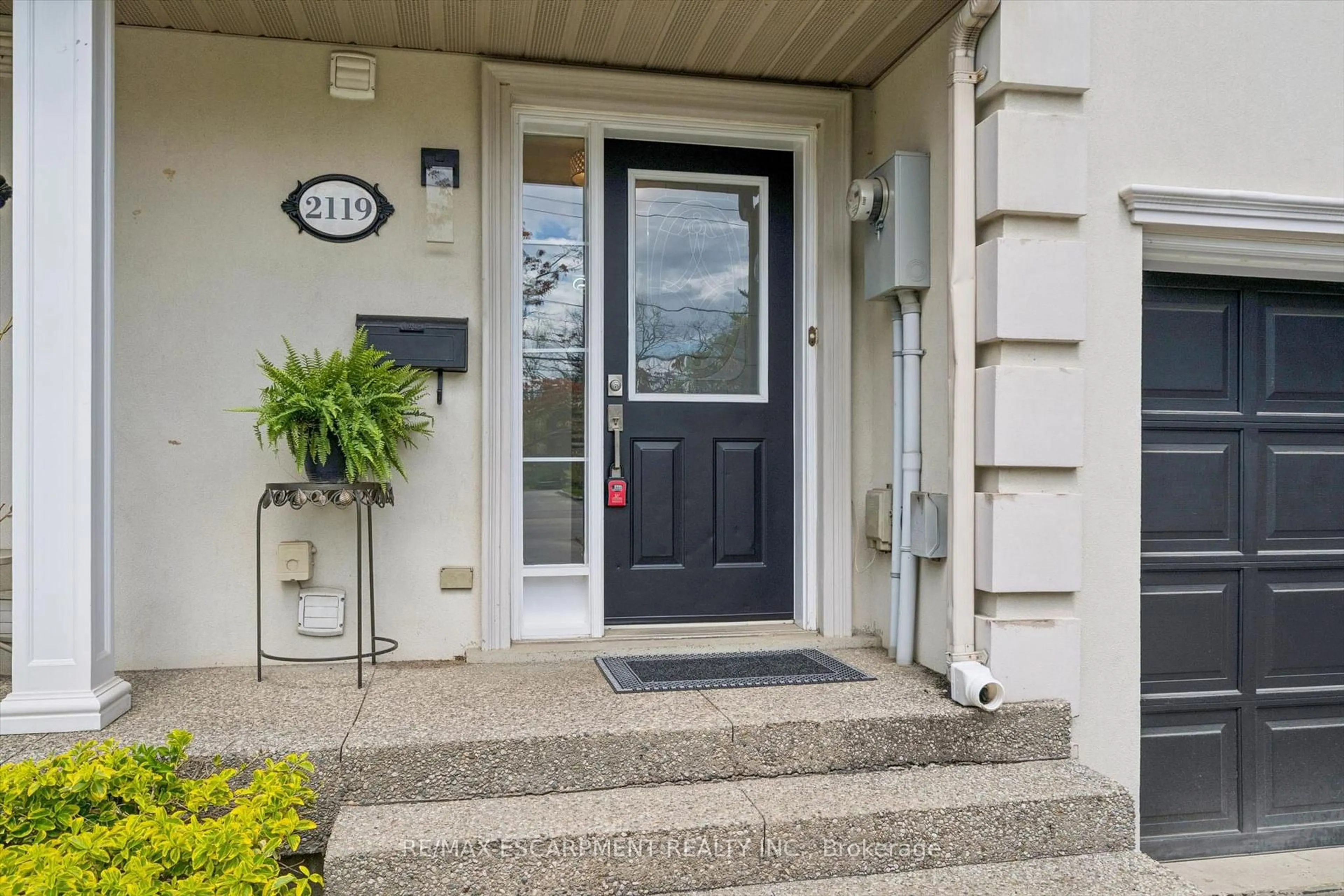 Indoor entryway for 2119 Ghent Ave, Burlington Ontario L7R 1Y4