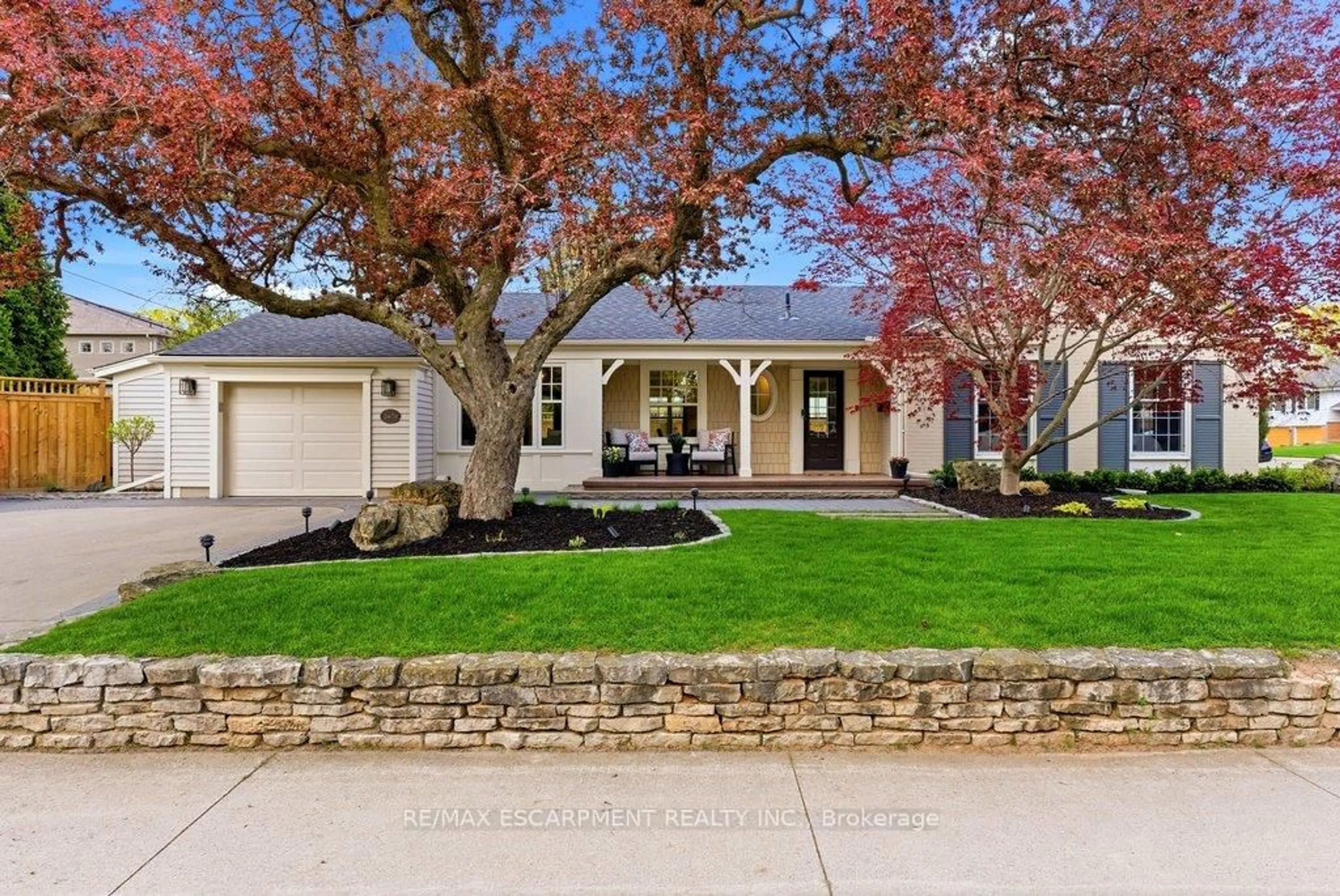 Home with vinyl exterior material, street for 2079 Gary Cres, Burlington Ontario L7R 1T1