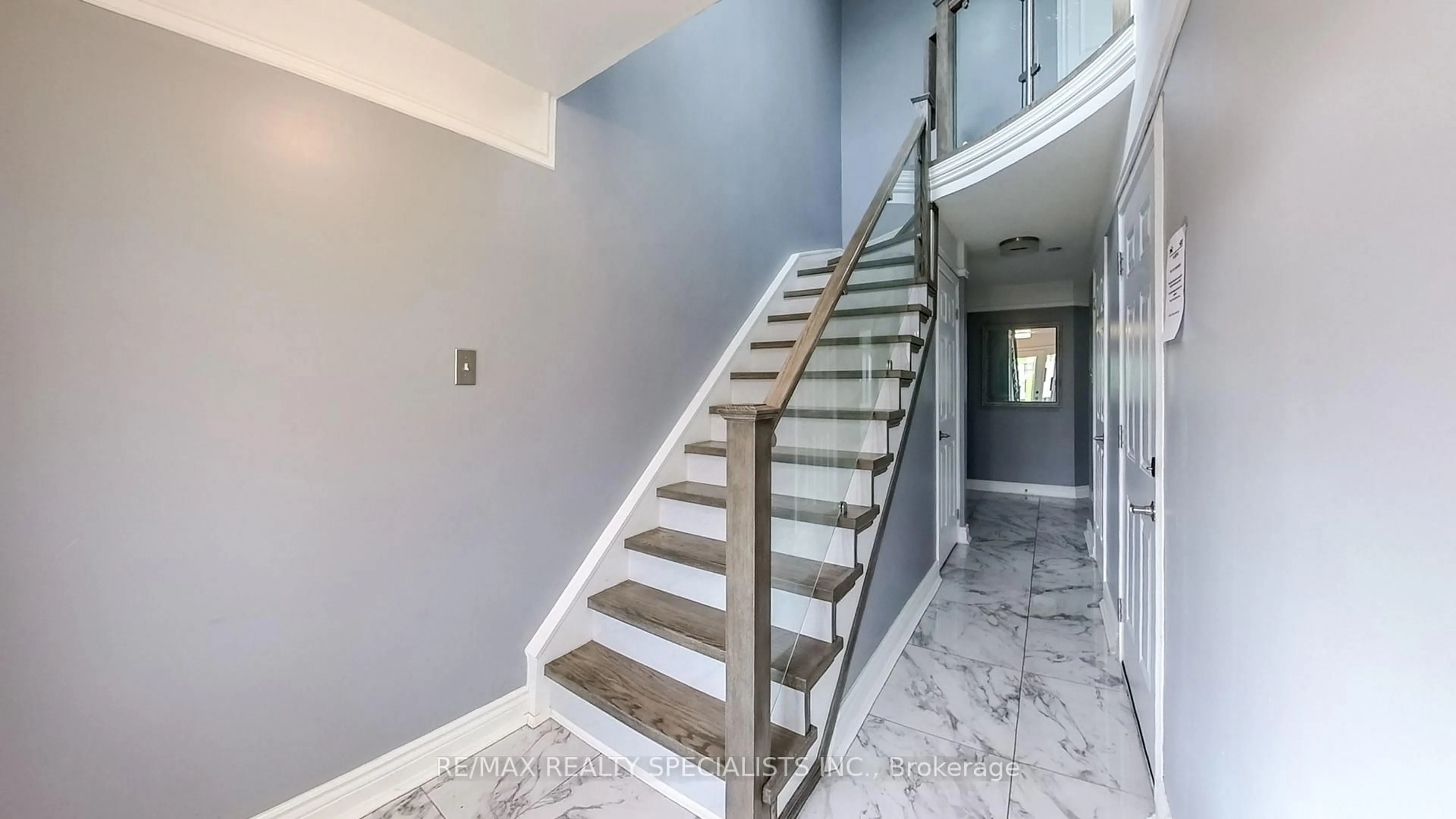 Stairs for 4806 Rosebush Rd, Mississauga Ontario L5M 5N1