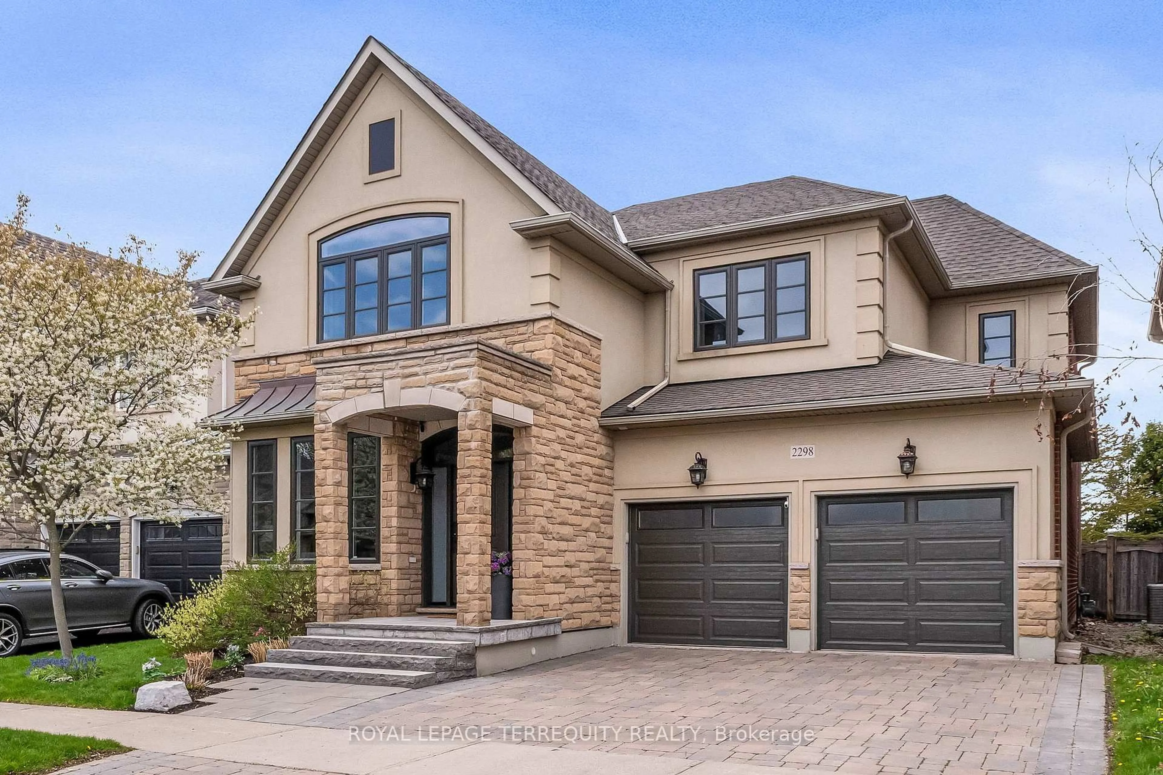 Home with brick exterior material, street for 2298 Millstone Dr, Oakville Ontario L6M 0H1