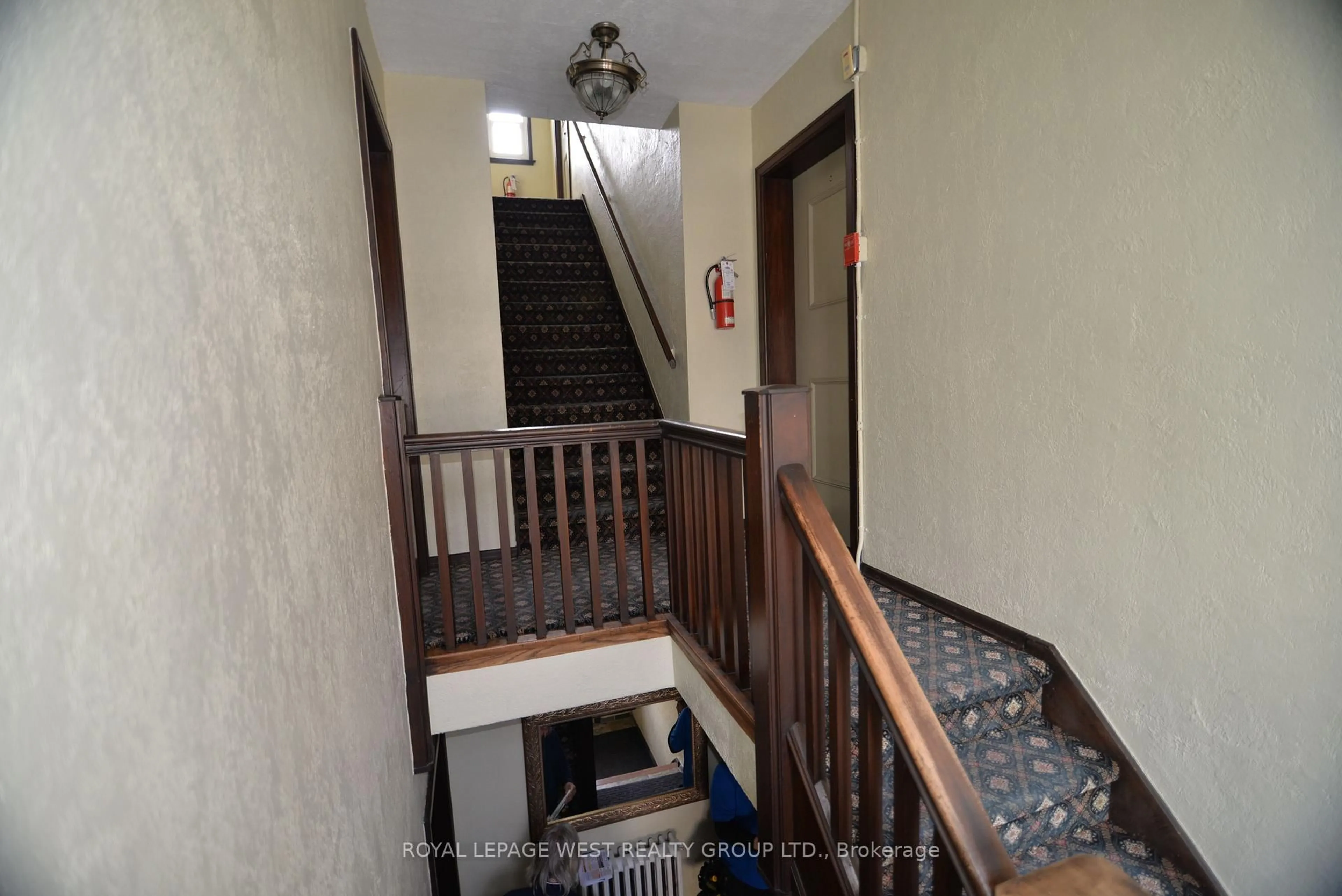 Indoor foyer for 27 Mossom Rd, Toronto Ontario M6S 1L9