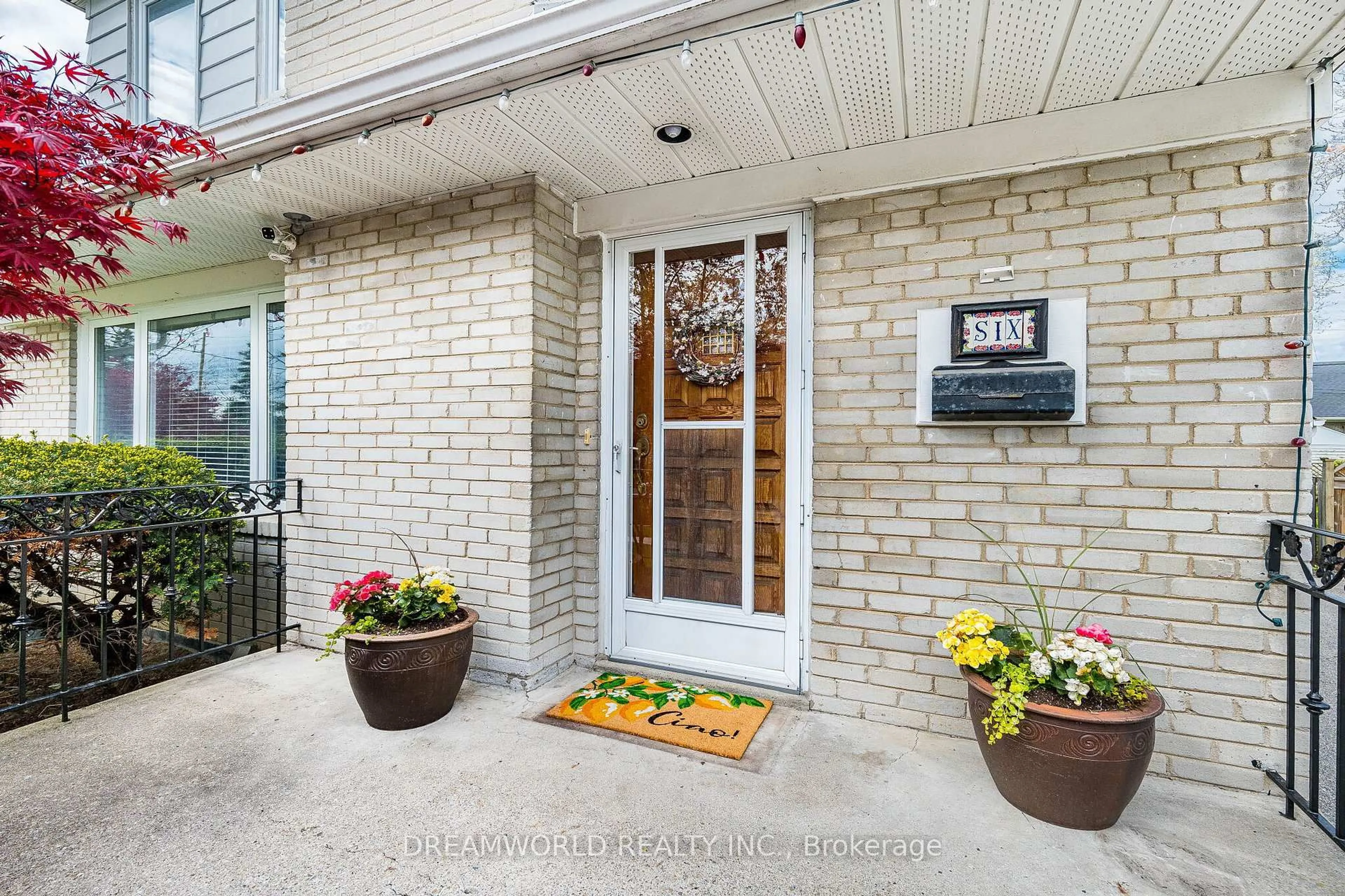 Indoor entryway for 6 Esmond Cres, Toronto Ontario M9W 3P8