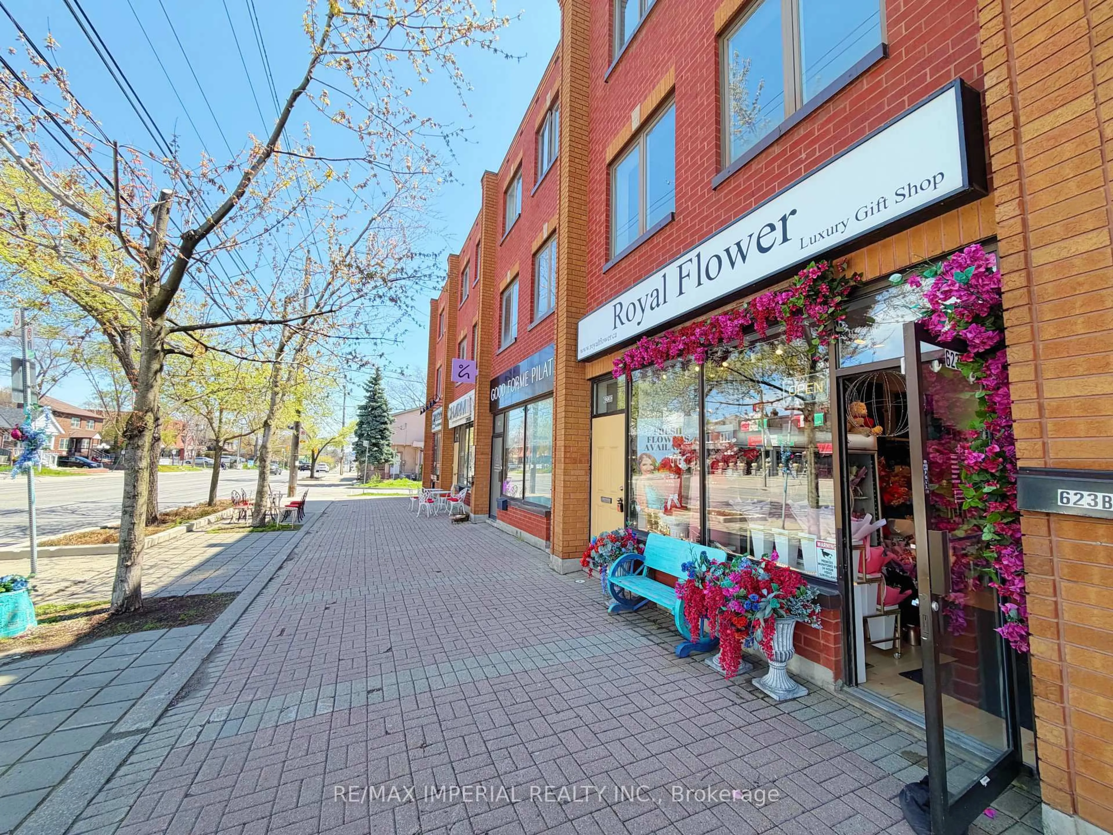 Patio, street for 623-623A The Queensway, Toronto Ontario M8Y 1K4