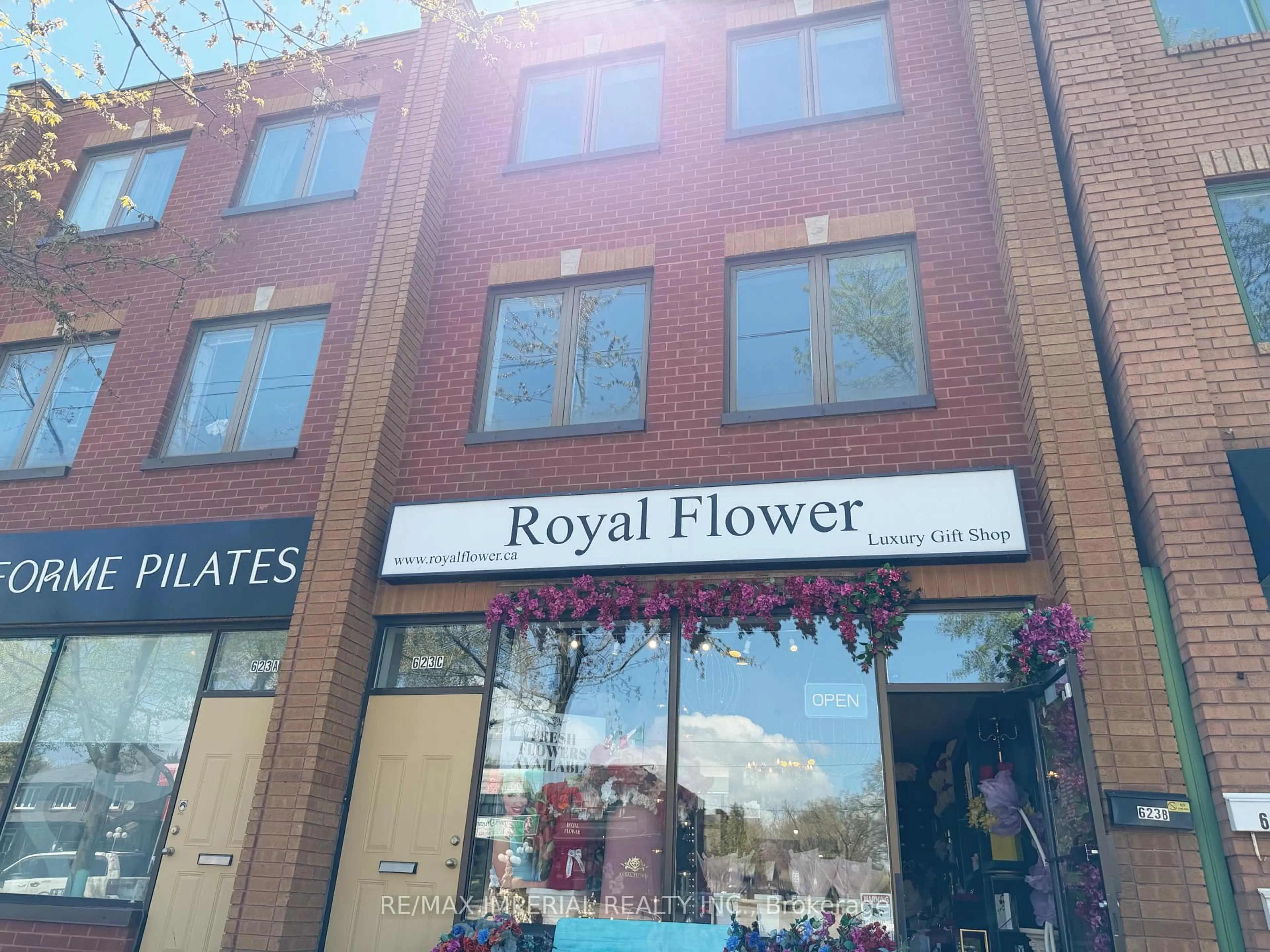 Indoor foyer for 623-623A The Queensway, Toronto Ontario M8Y 1K4